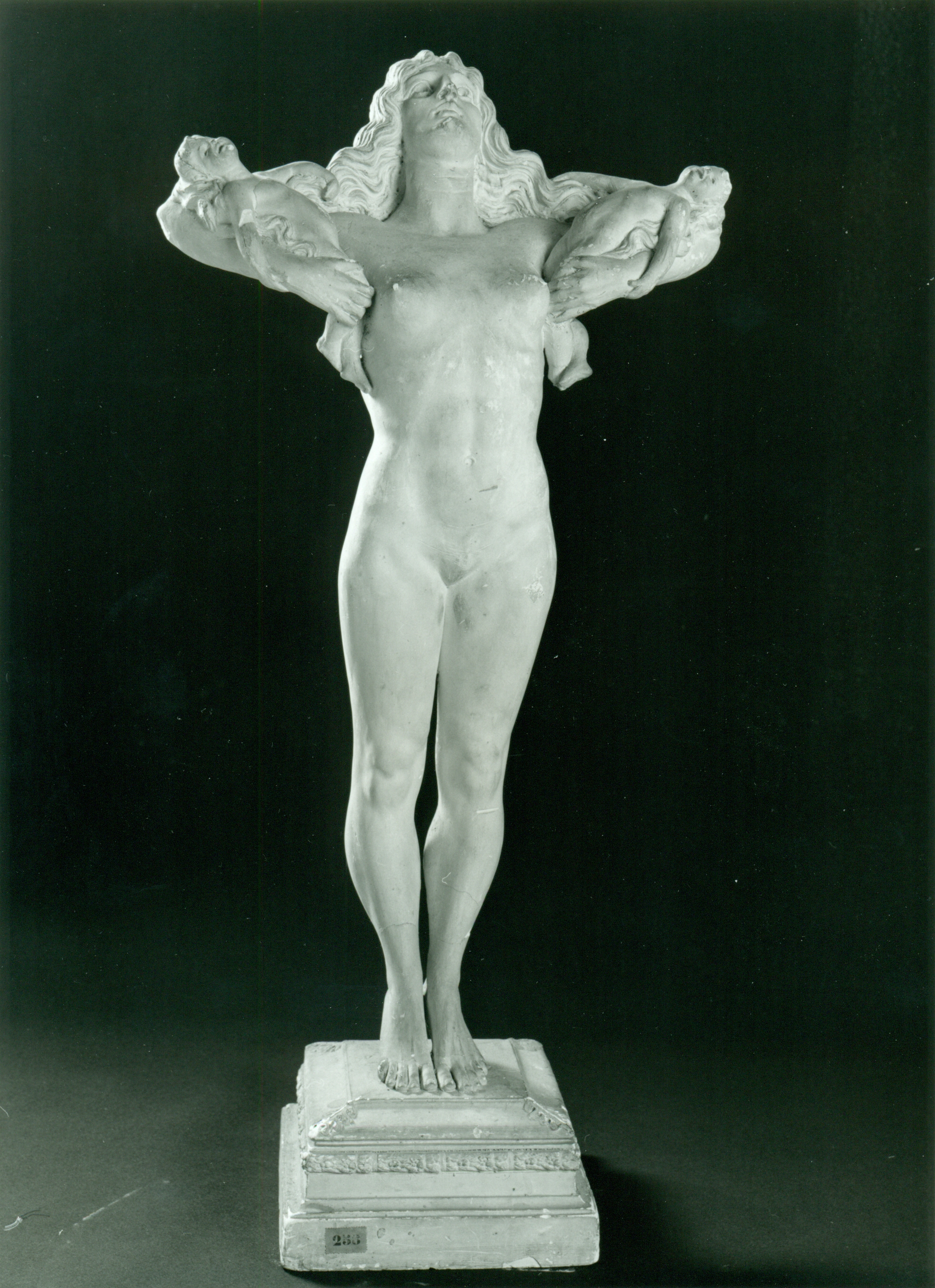 Nudo femminile sorreggente due putti, Figura femminile con due angeli (statua, opera isolata) di Hendrik Christian Andersen (prima metà XX)