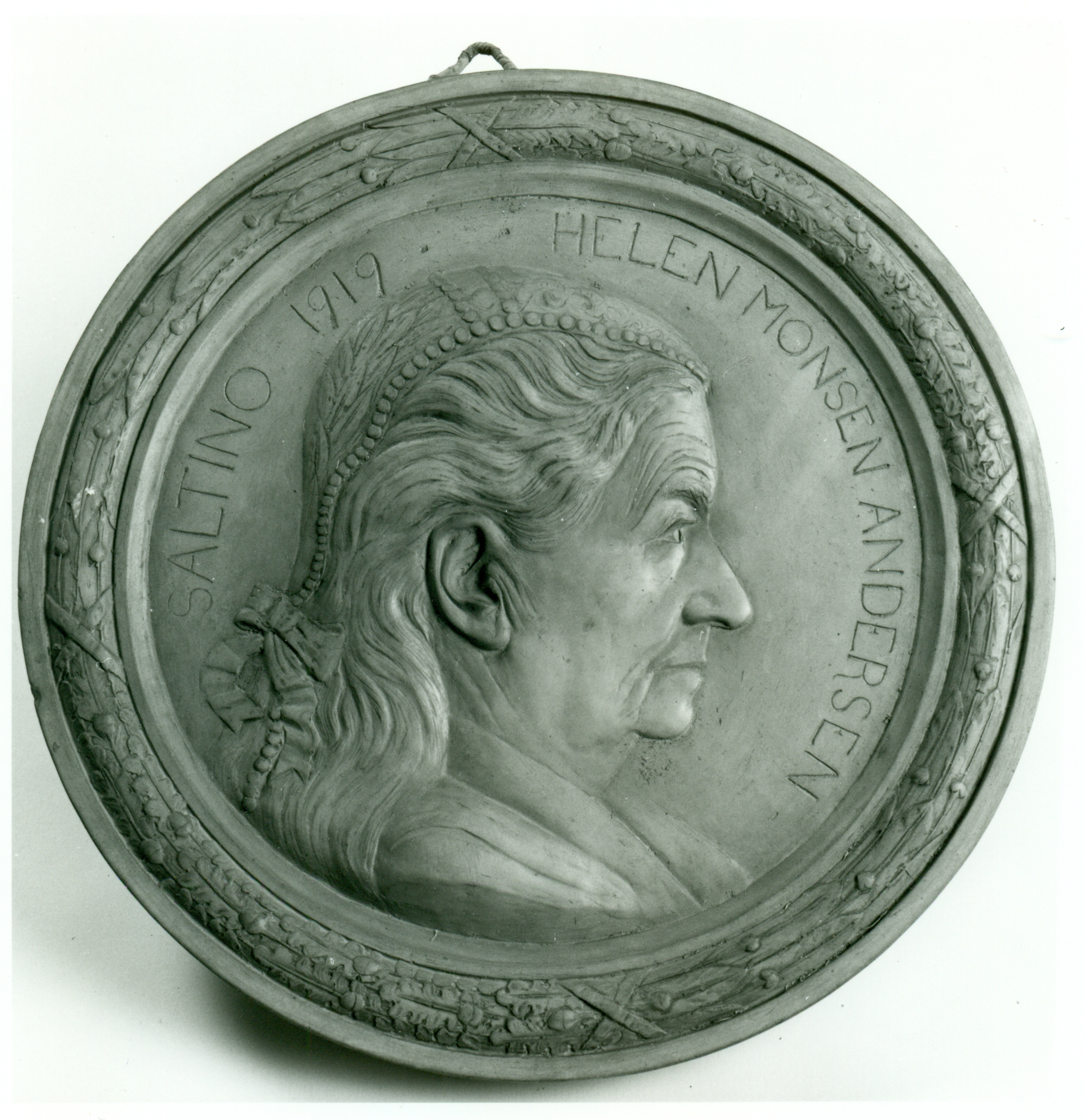 Medaglione-ritratto di Helena Monsen Andersen, Ritratto (medaglione, opera isolata) di Hendrik Christian Andersen (prima metà XX)
