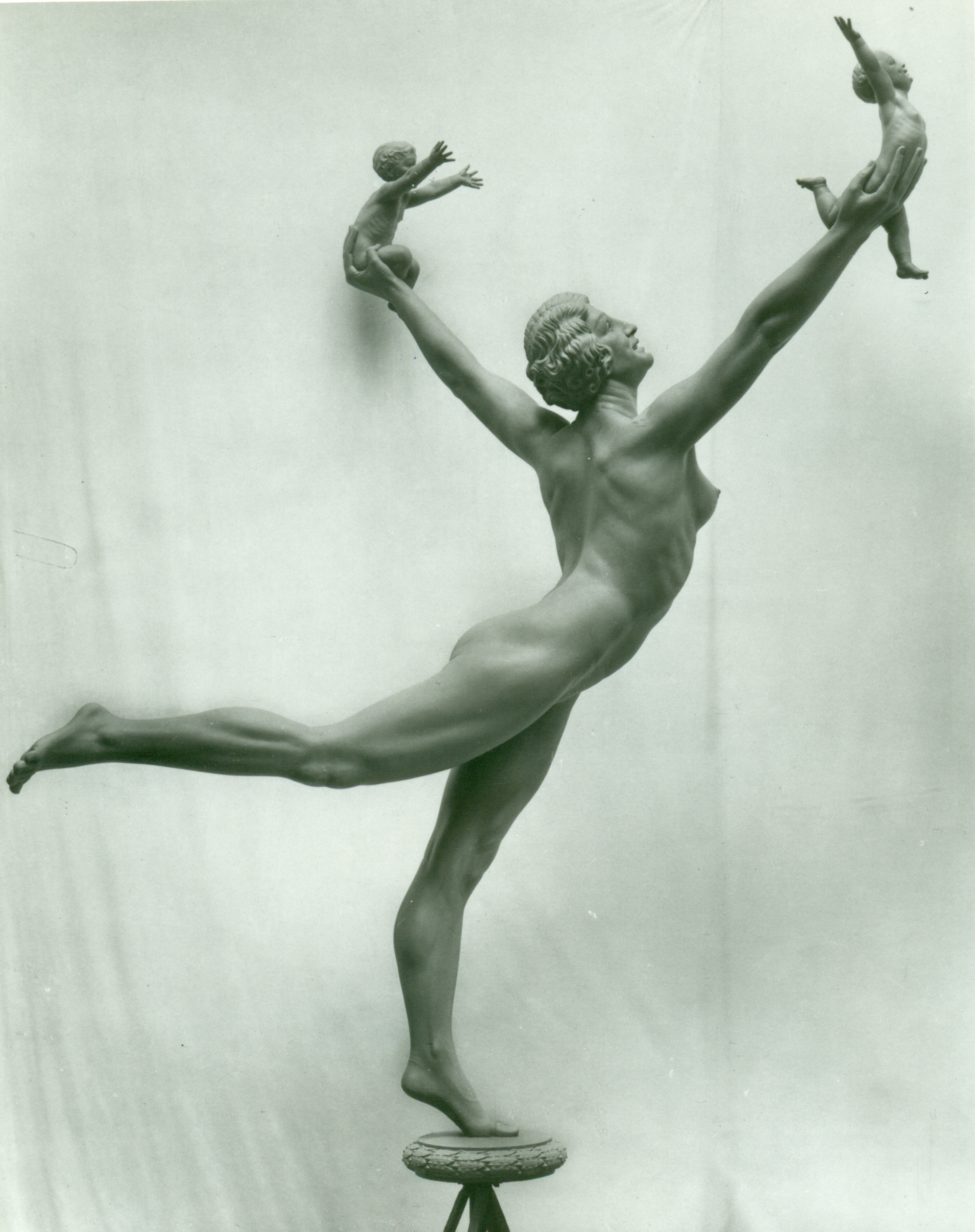 Nudo femminile danzante con due putti, Figura femminile con due angeli (scultura, elemento d'insieme) di Hendrik Christian Andersen (prima metà XX)