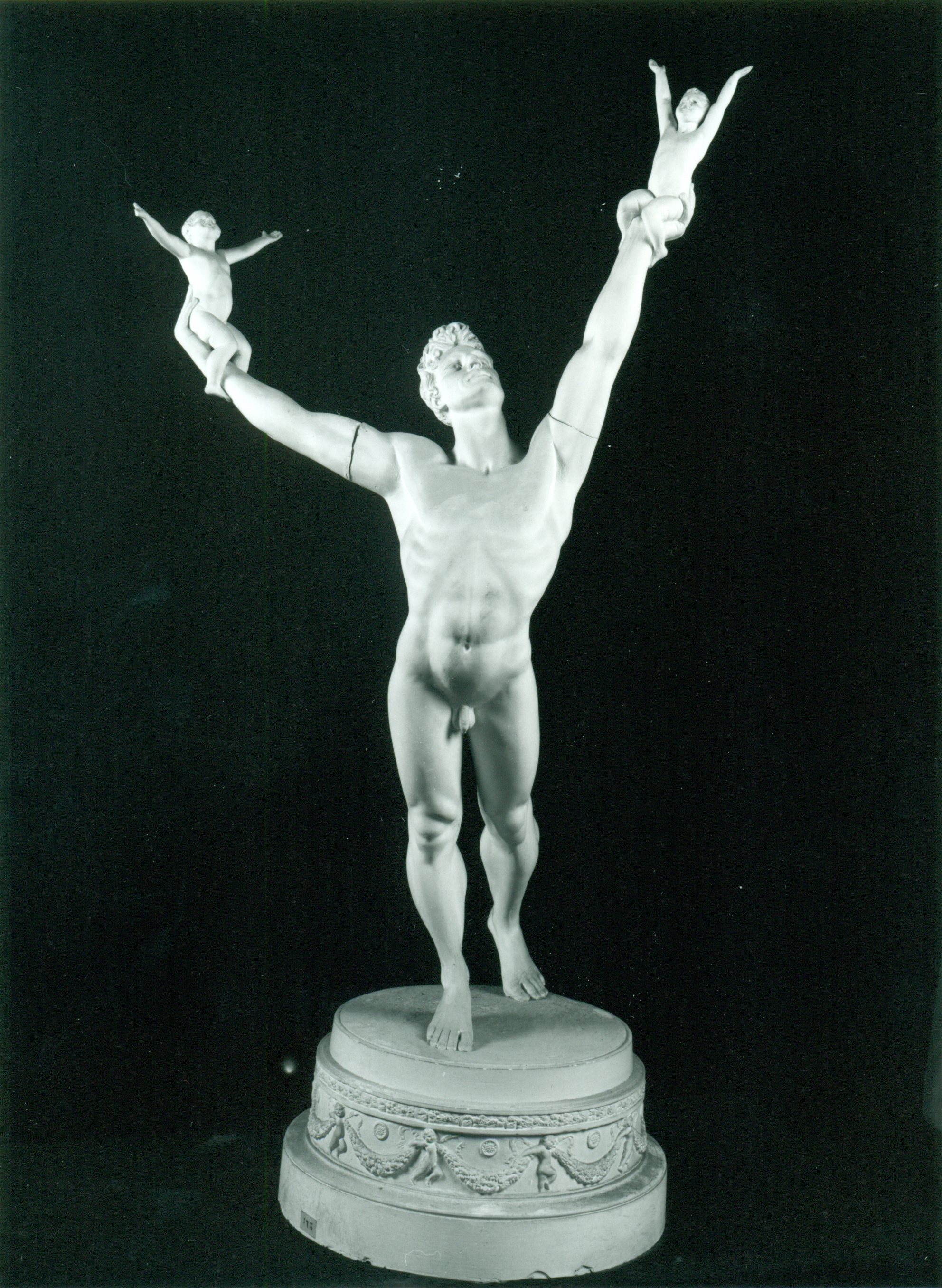 Nudo maschile con putti, Figura maschile con angeli (statua, opera isolata) di Hendrik Christian Andersen (prima metà XX)