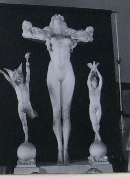 Nudo femminile con putti su sfera, Gruppo di tre figure (scultura, elemento d'insieme) di Hendrik Christian Andersen (prima metà XX)