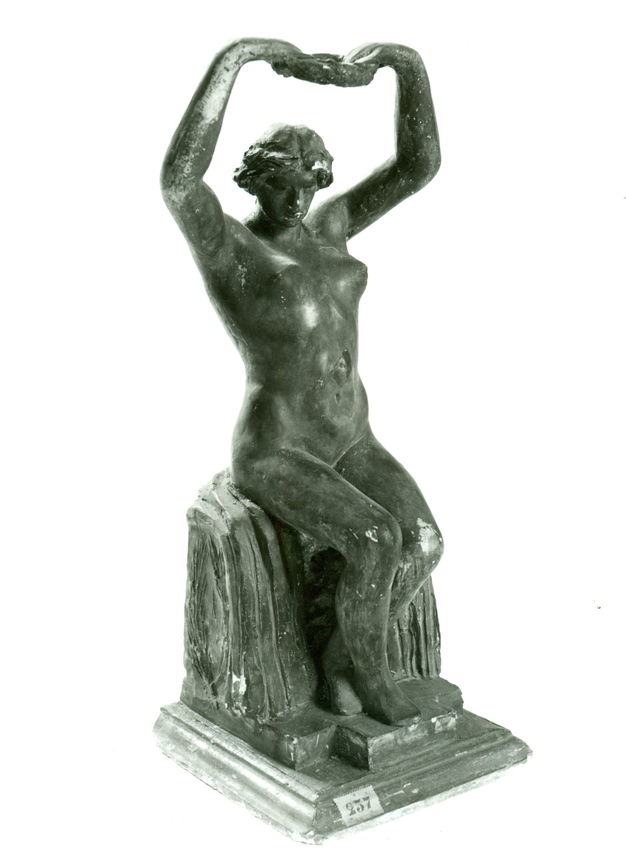 Nudo femminile seduto con ghirlanda di fiori, Nudo femminile (statua, opera isolata) di Andersen Hendrik Christian (inizio XX)