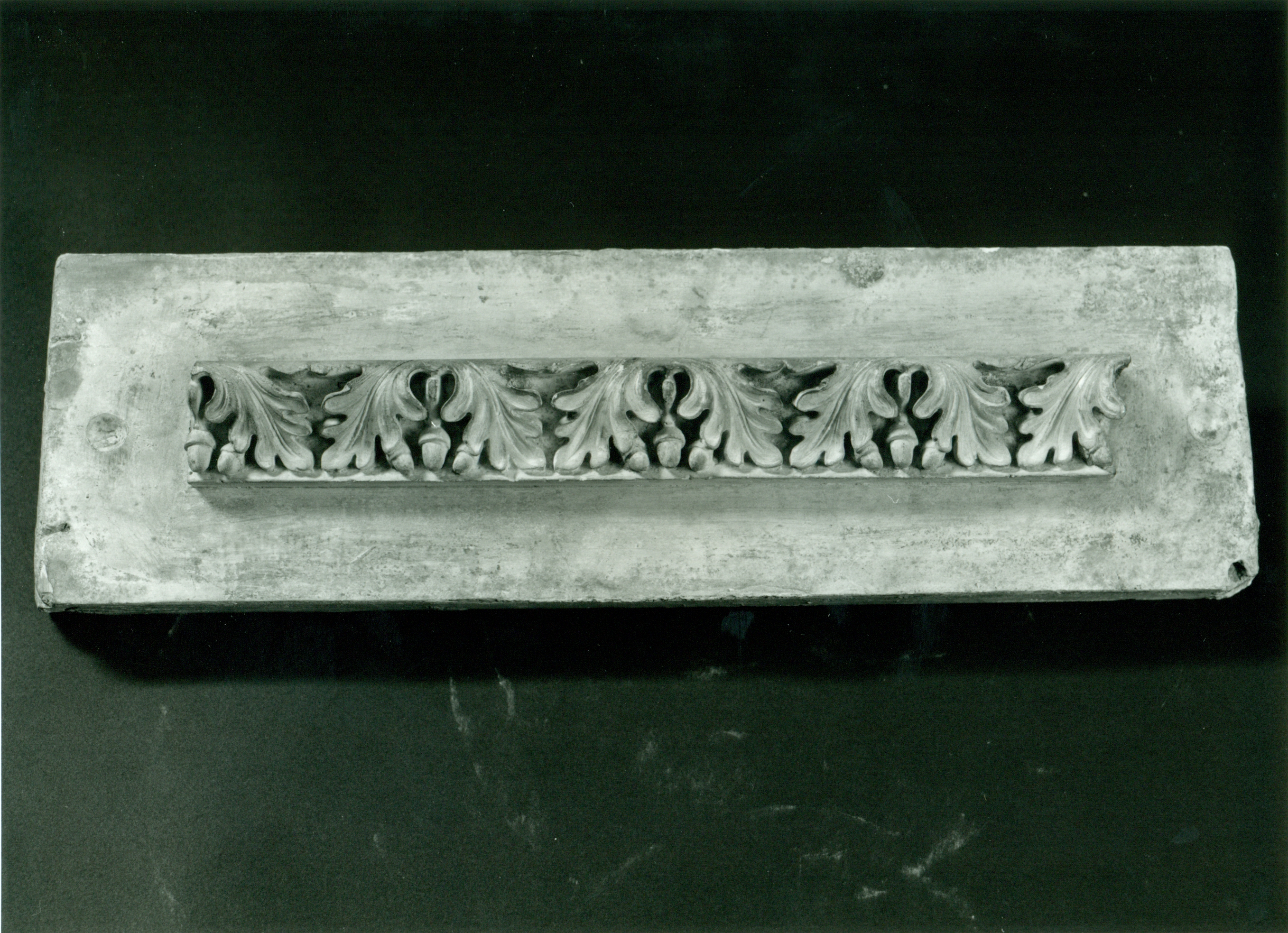 Rilievo decorato a foglie, Elemento decorativo (scultura, complesso decorativo) di Andersen Hendrik Christian (attribuito) (prima metà XX)