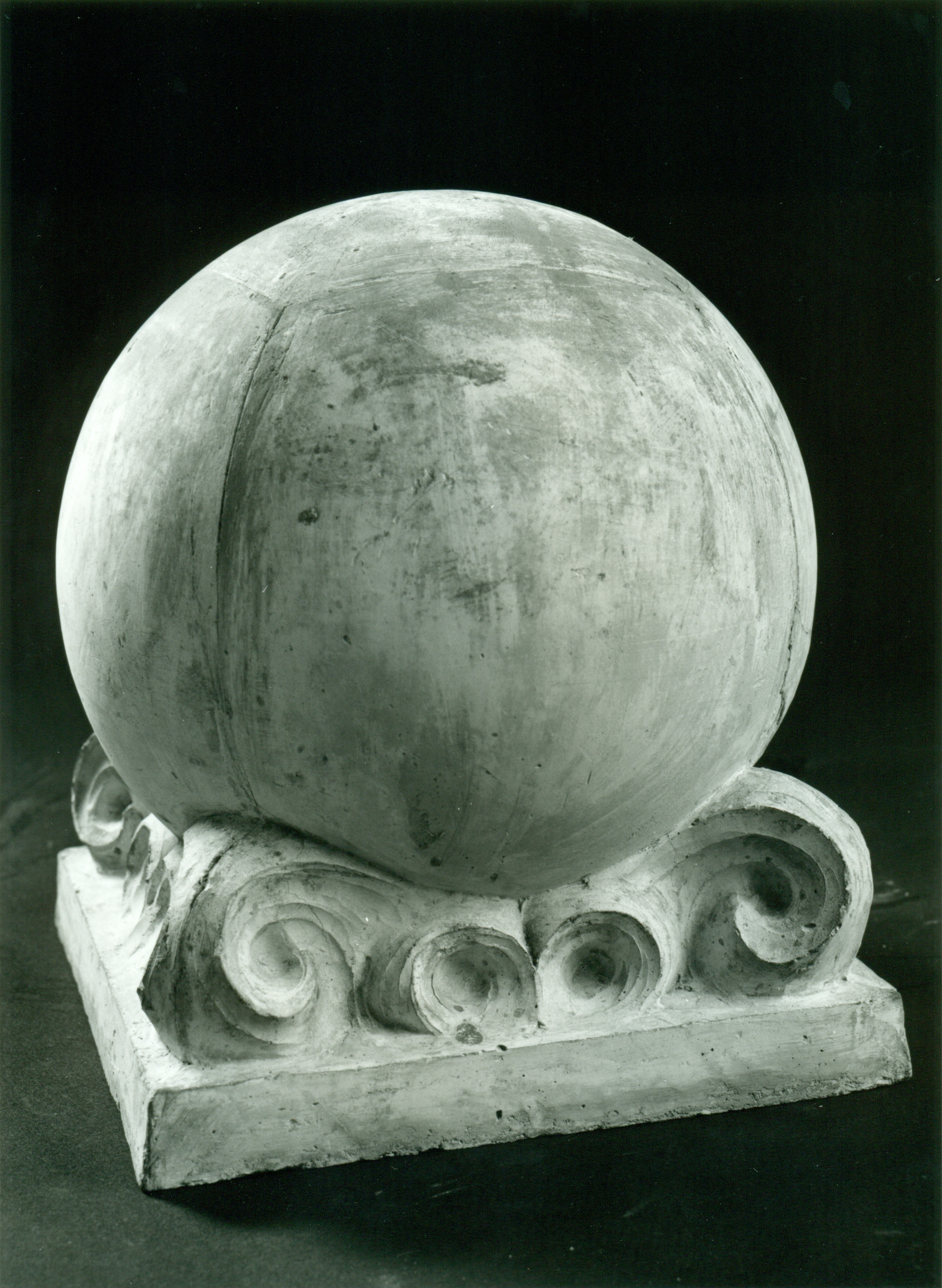 Sfera con volute, Elemento decorativo (scultura, complesso decorativo) di Andersen Hendrik Christian (attribuito) (prima metà XX)