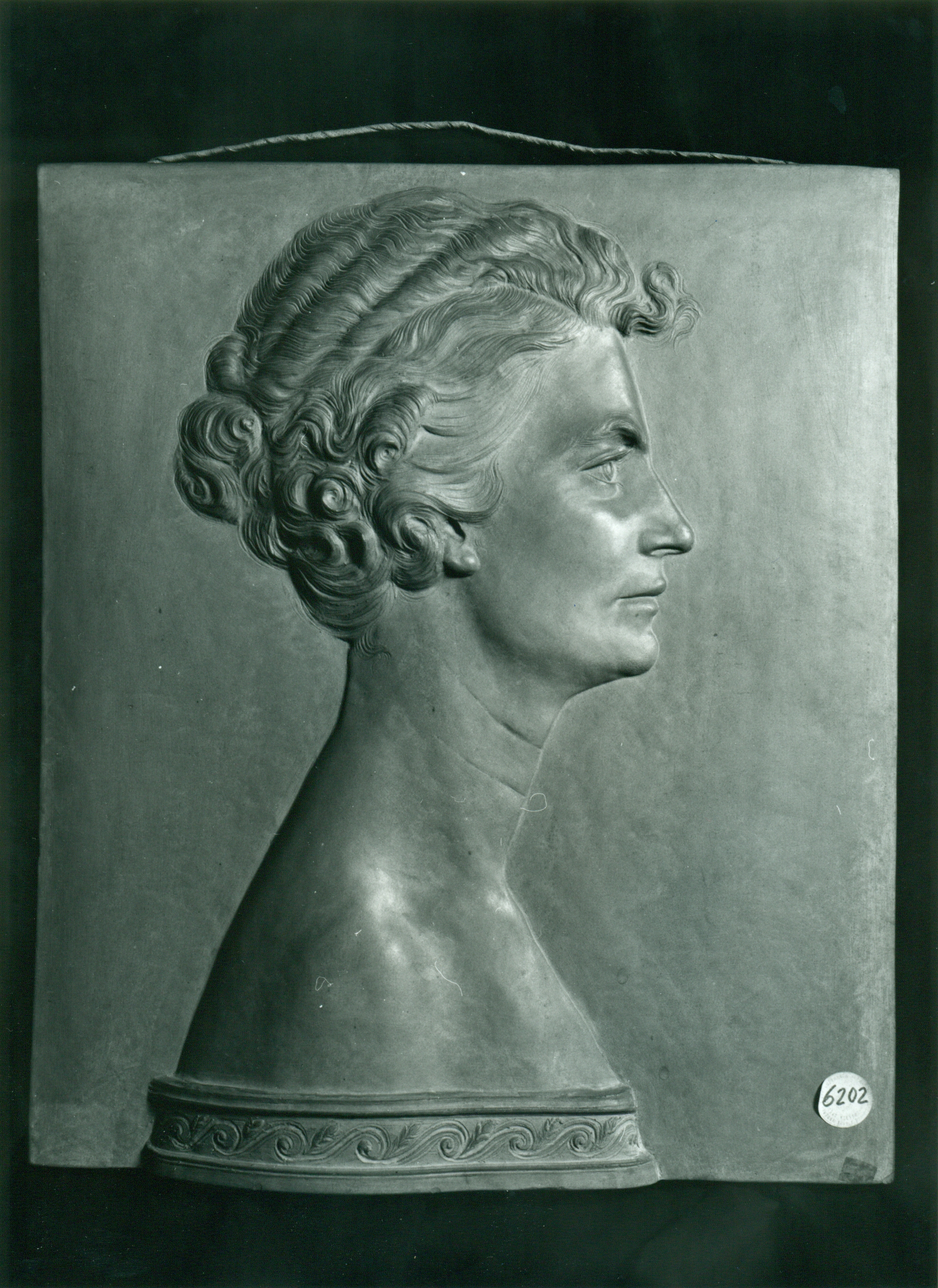 Ritratto della baronessa Ricasoli di profilo, Scultura in bassorilievo (scultura, opera isolata) di Andersen Hendrik Christian (attribuito) (prima metà XX)