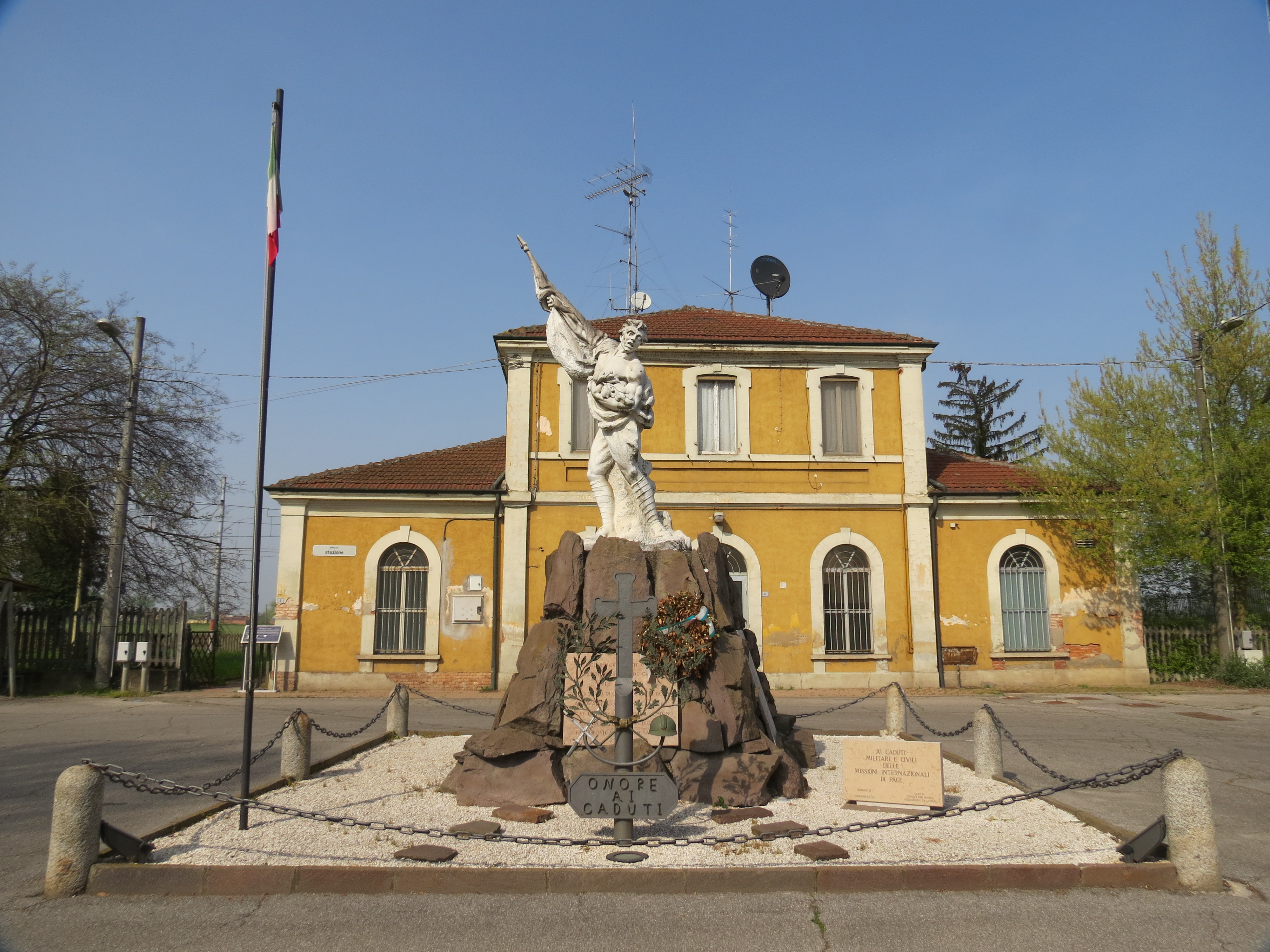 figura di soldato che porta la bandiera: fante (monumento ai caduti - a cippo) di Monti Francesco Riccardo (sec. XX)