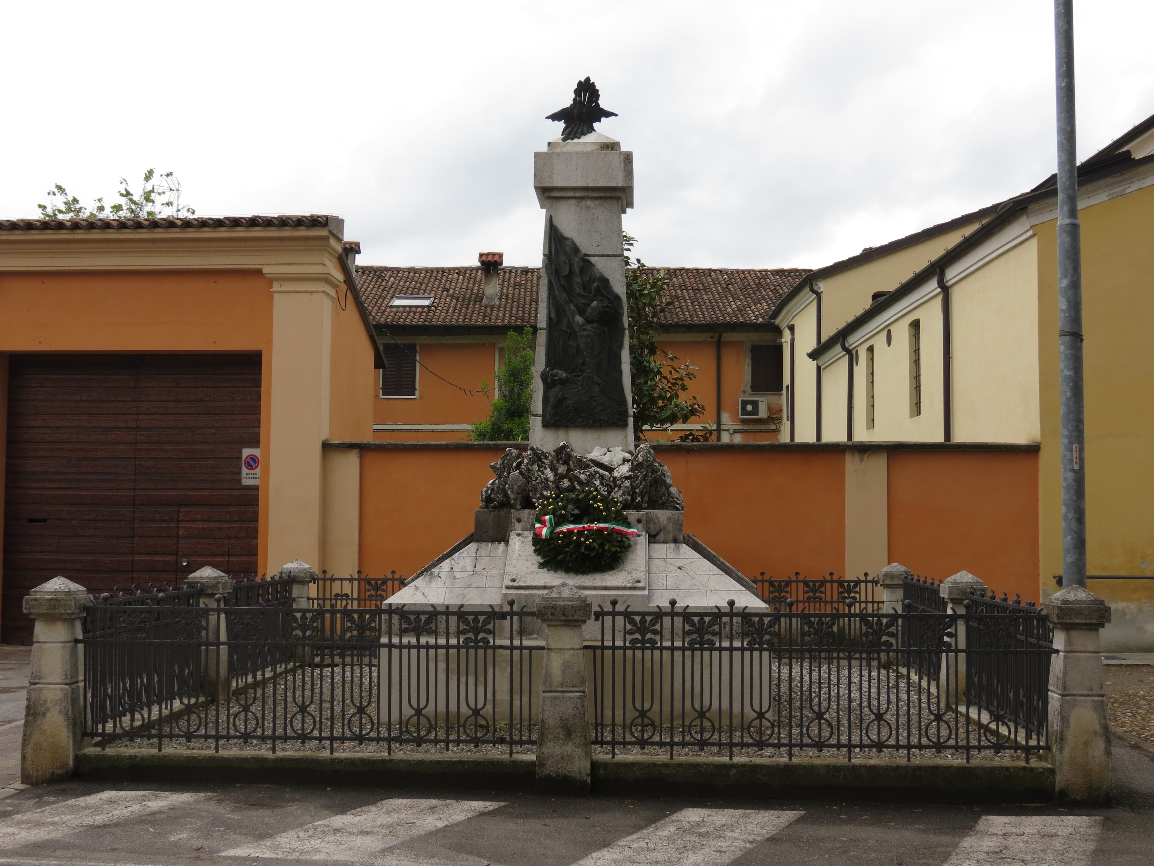Morte del soldato e figura di soldato che porta la bandiera (rilievo), Colomba (in alto) (monumento ai caduti - a cippo) - ambito italiano (sec. XX)