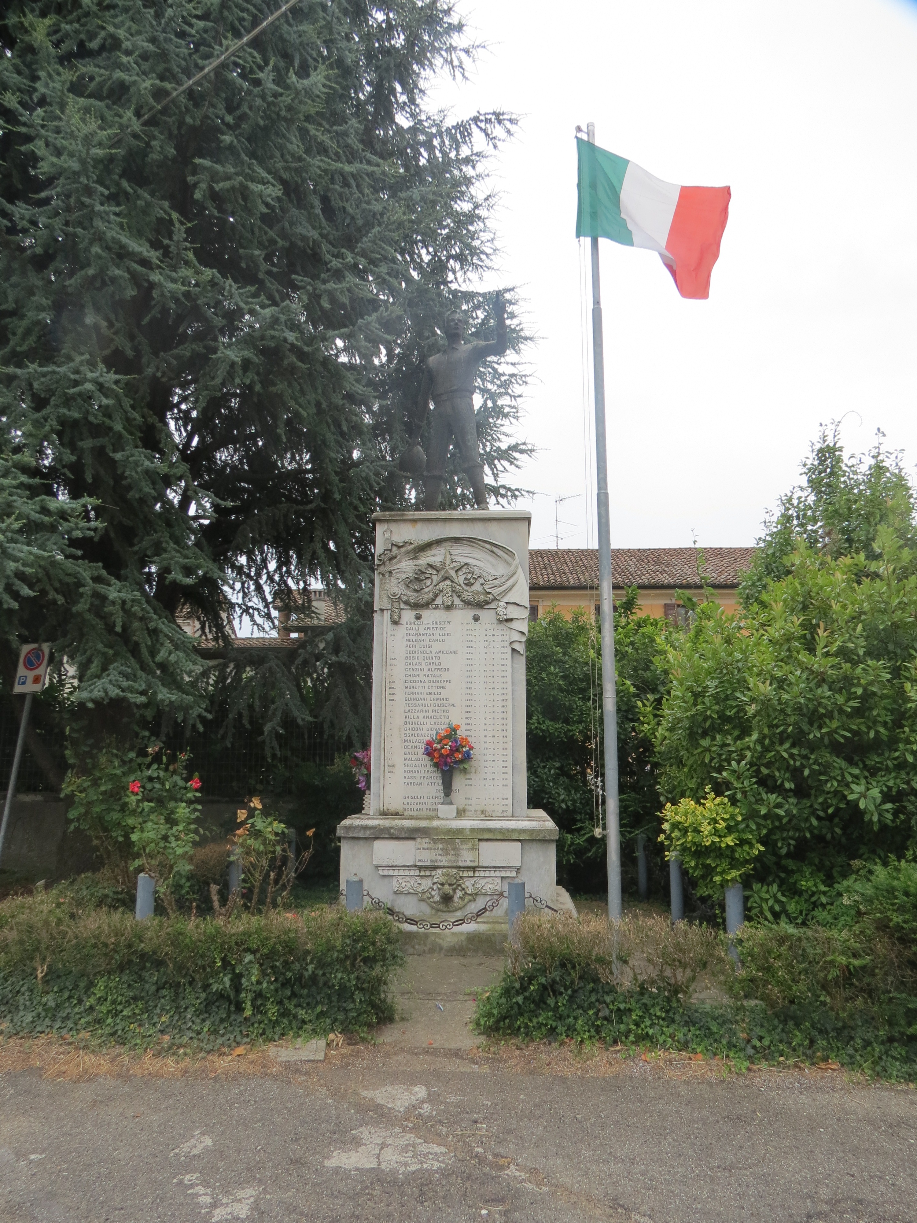 figura di soldato (monumento ai caduti - a cippo) di Scaglioni e Guaragni (sec. XX)