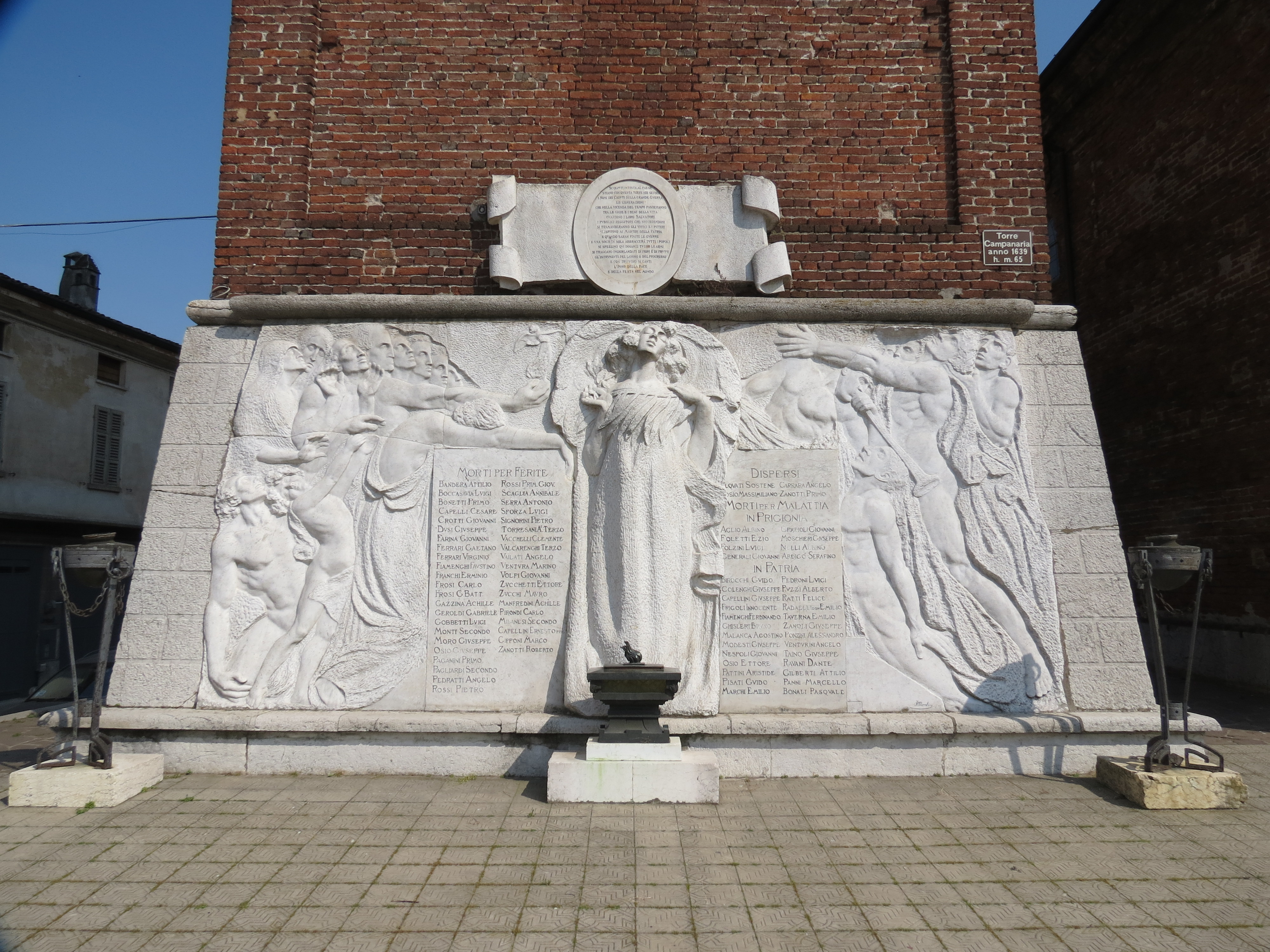 Superstiti che inneggiano alla Vittoria (ai lati), Angelo della Pace e del Martirio (al centro) (monumento ai caduti - a lapide) di Monti Francesco Riccardo (sec. XX)