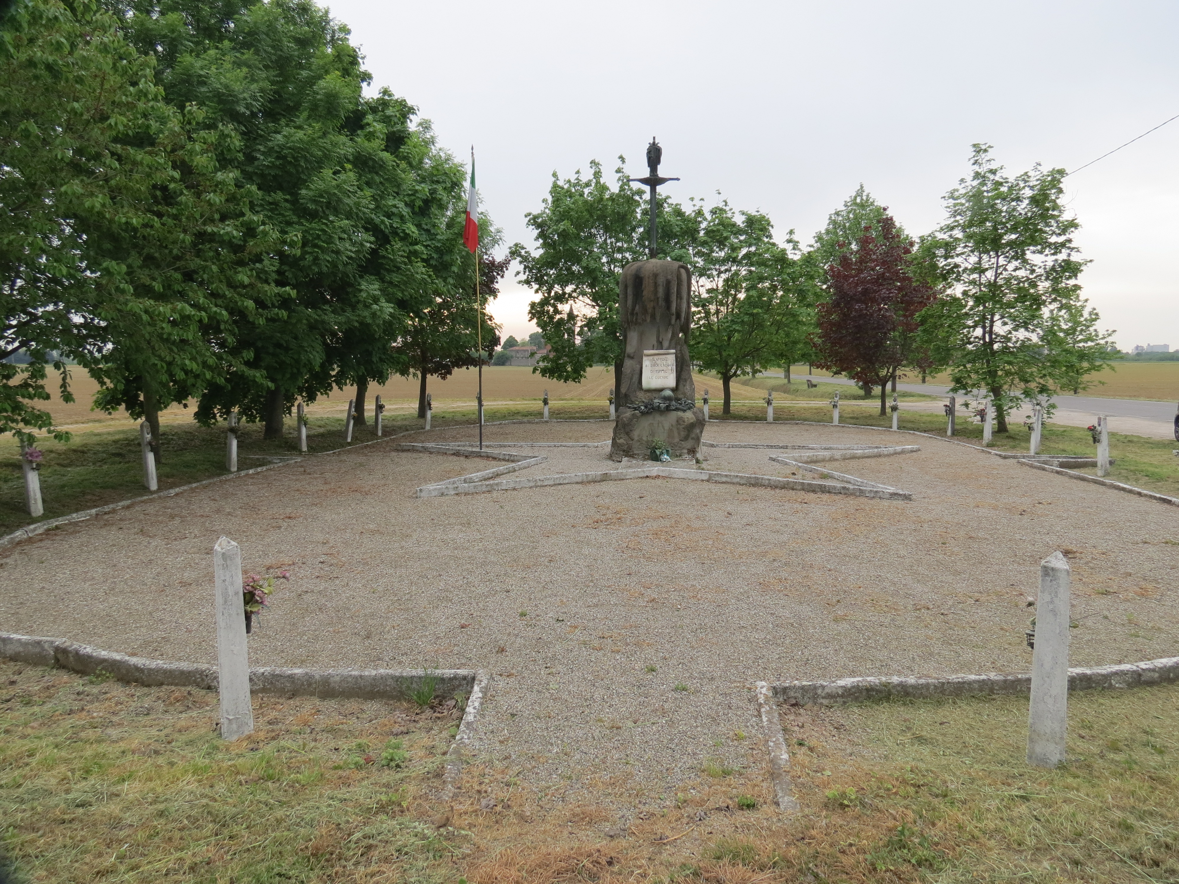 Armi (in basso) (monumento ai caduti - a cippo) - ambito italiano (sec. XX)