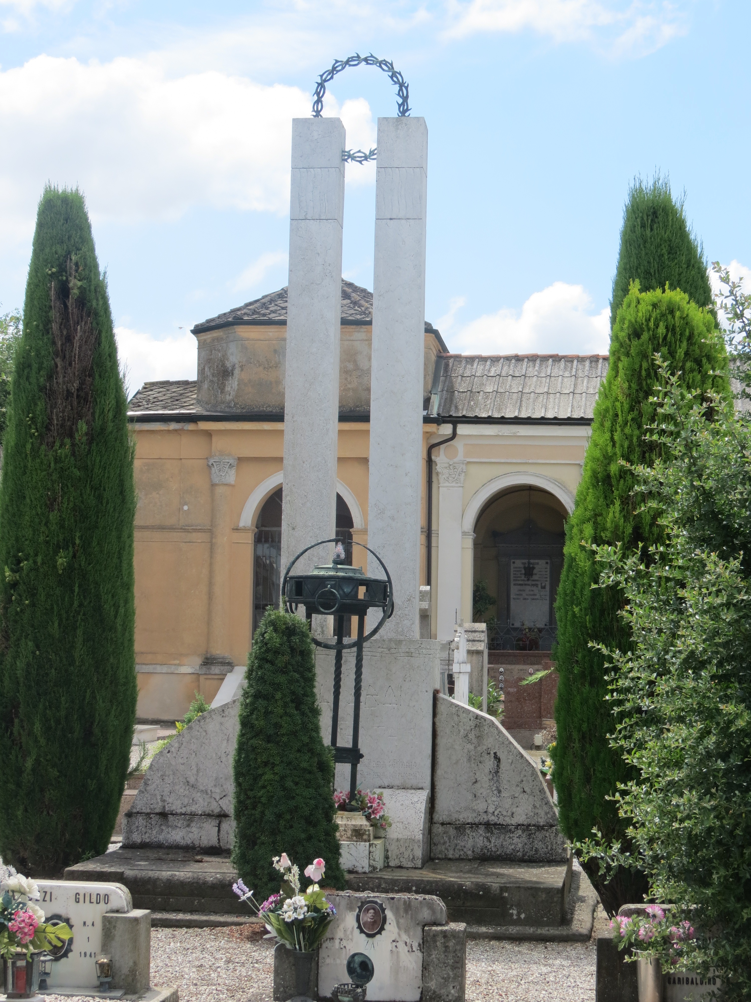 monumento ai caduti - a obelischi binati di Aroldi Aldo Mario (sec. XX)