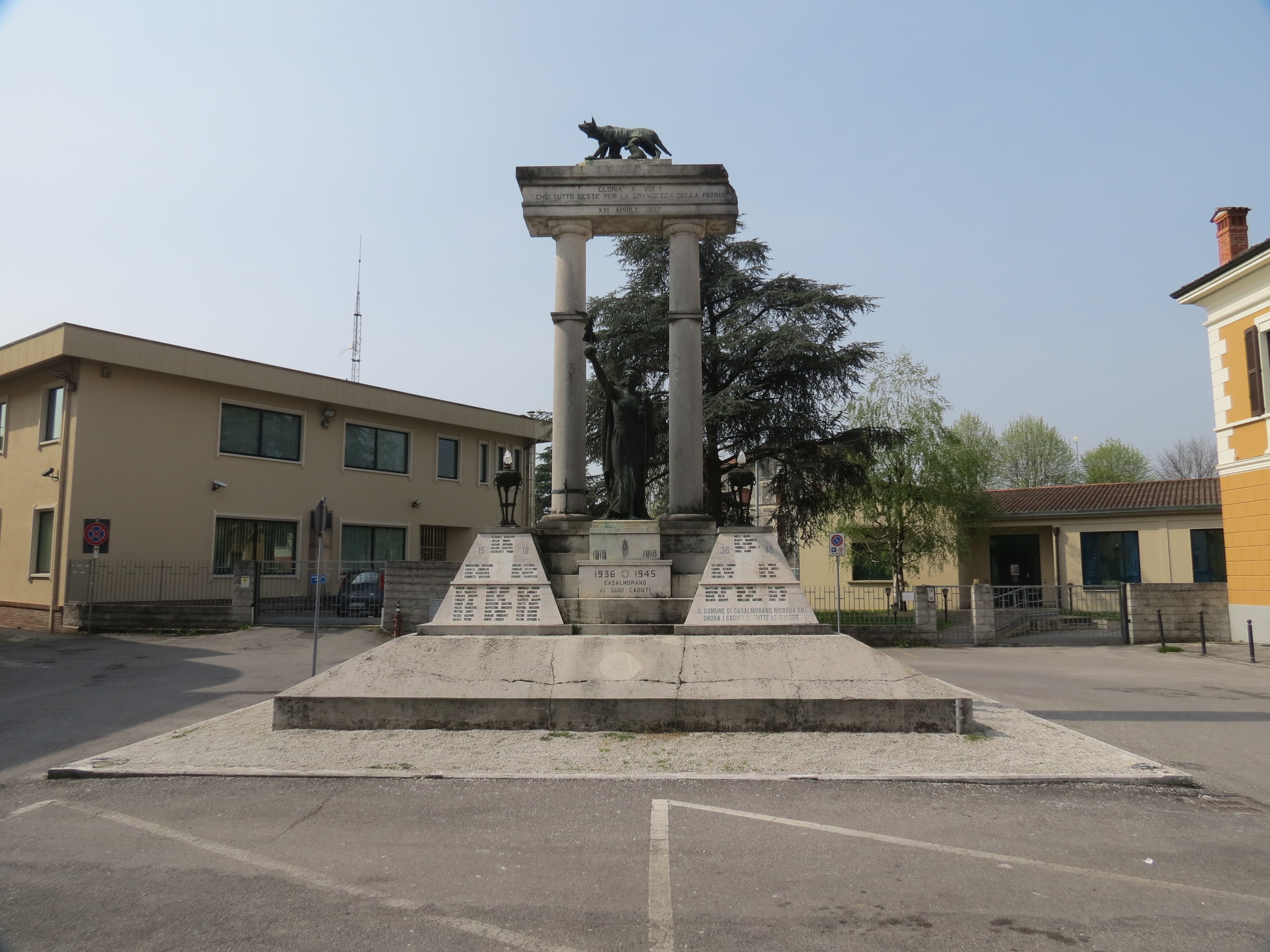 allegoria della Patria che regge un globo con la Vittoria alata (al centro), lupa romana con i gemelli (in alto) (monumento ai caduti - a tempietto) di Checchi Giovanni e figli (attribuito) (sec. XX)