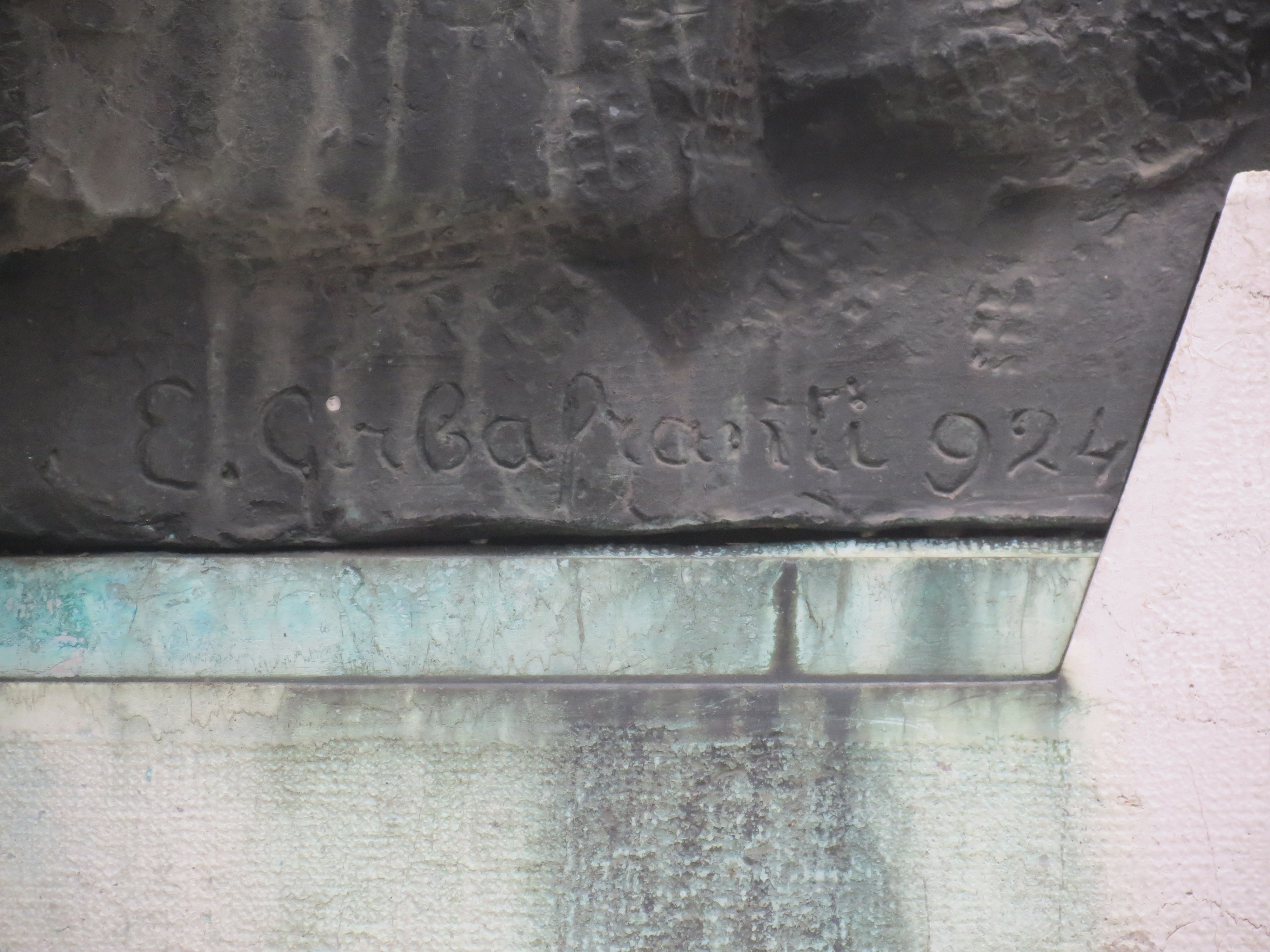 allegoria della Vittoria che incorona un soldato morente che porta la bandiera (monumento ai caduti - ad obelisco) di Girbafranti Enrico (sec. XX)