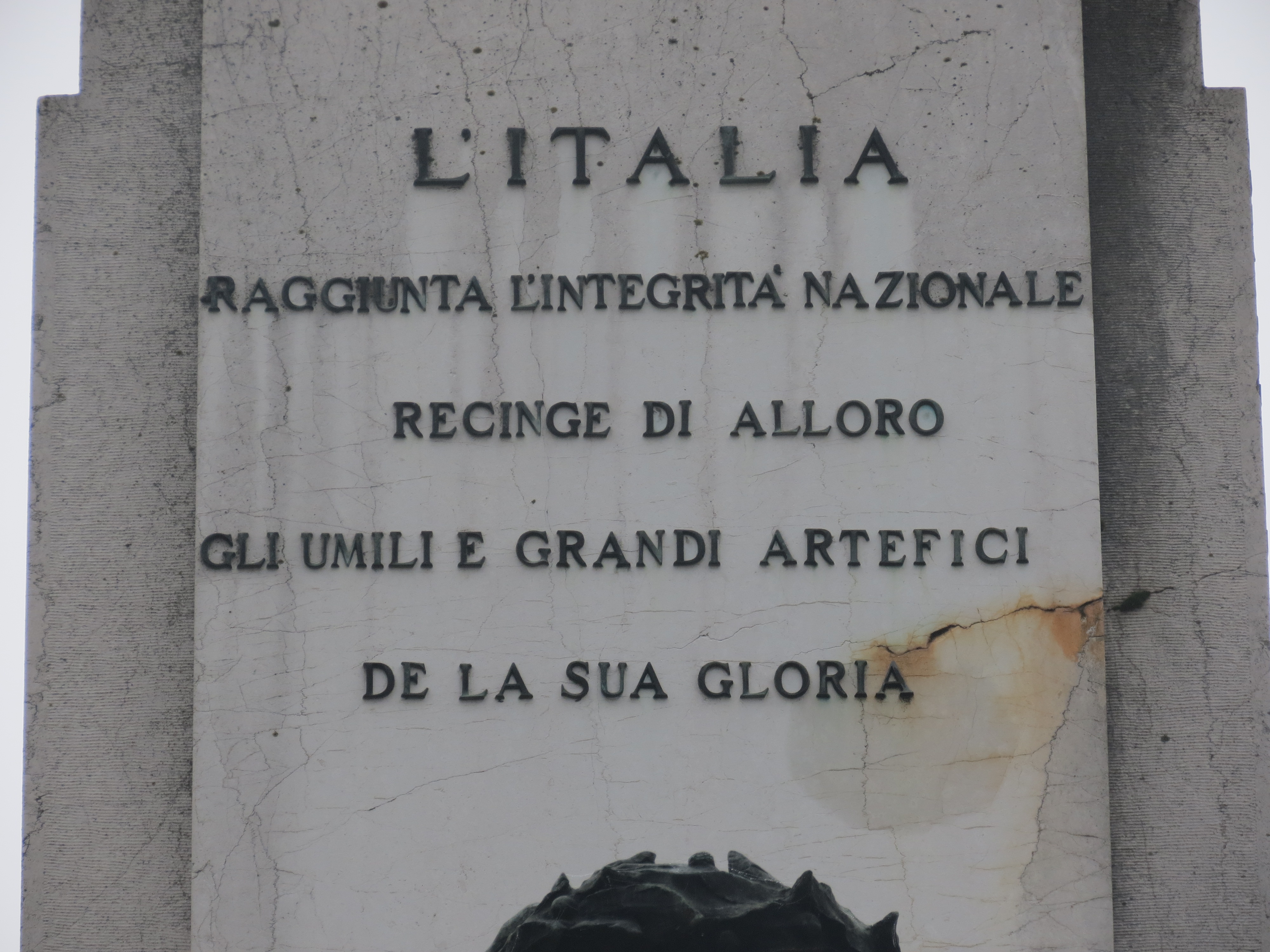 allegoria della Vittoria che incorona un soldato morente che porta la bandiera (monumento ai caduti - ad obelisco) di Girbafranti Enrico (sec. XX)