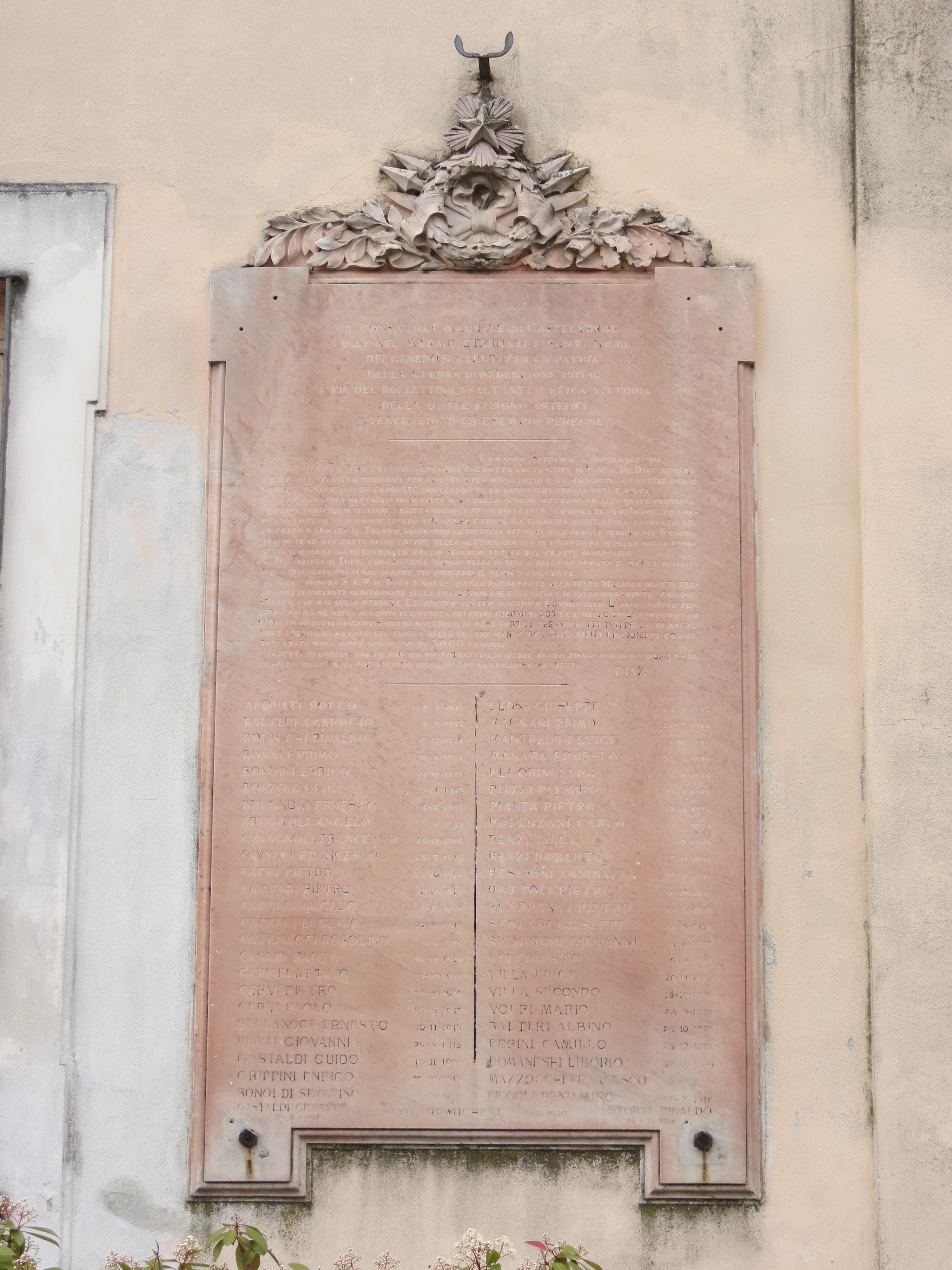 corona di alloro con rami di alloro e quercia (in alto) (lapide commemorativa ai caduti) - ambito italiano (sec. XX)