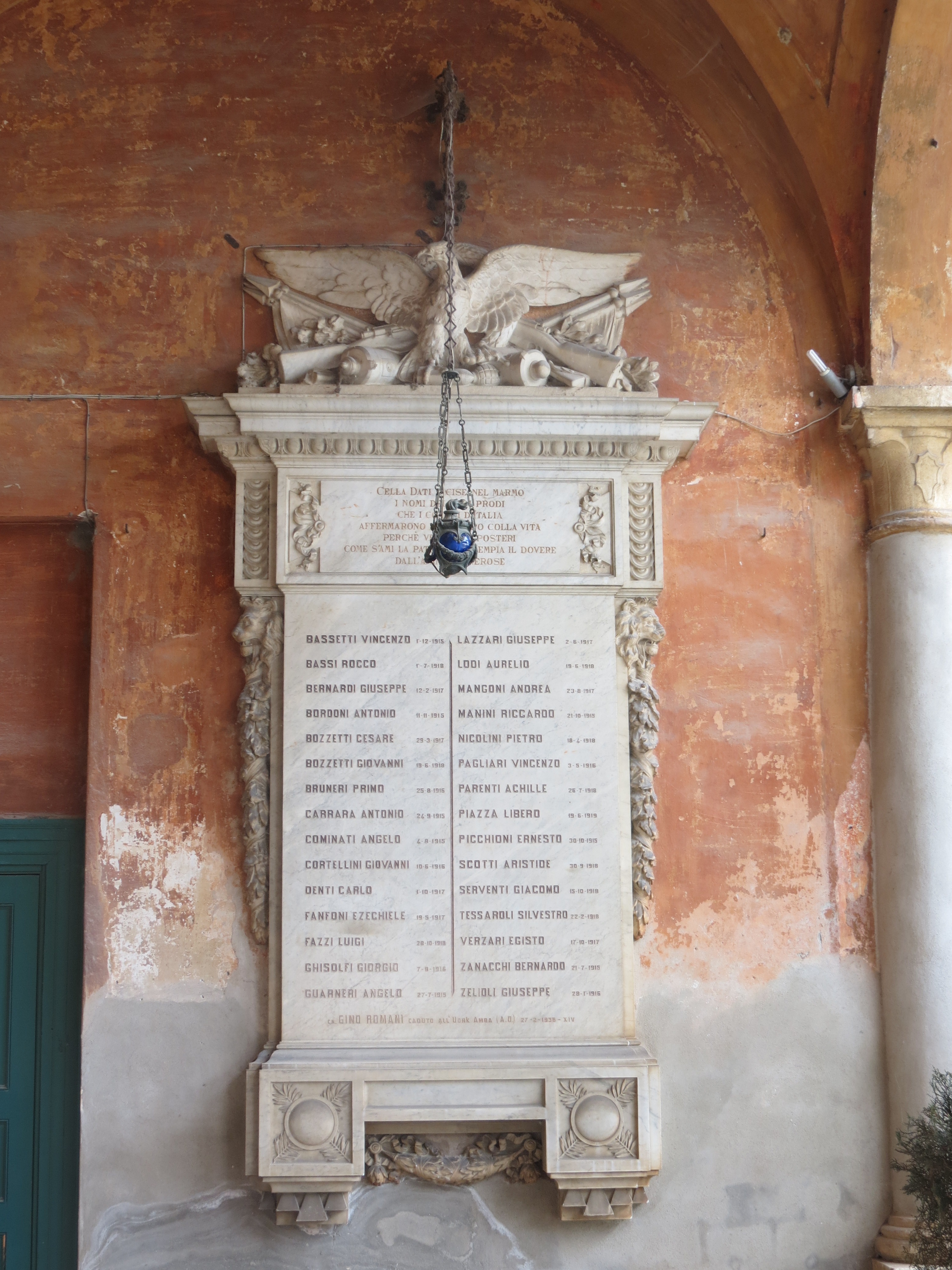 allegoria della Vittoria come aquila con trofeo di armi e rami di alloro e quercia (in alto), protomi leonine (ai lati) (lapide commemorativa ai caduti) - ambito italiano (sec. XX)