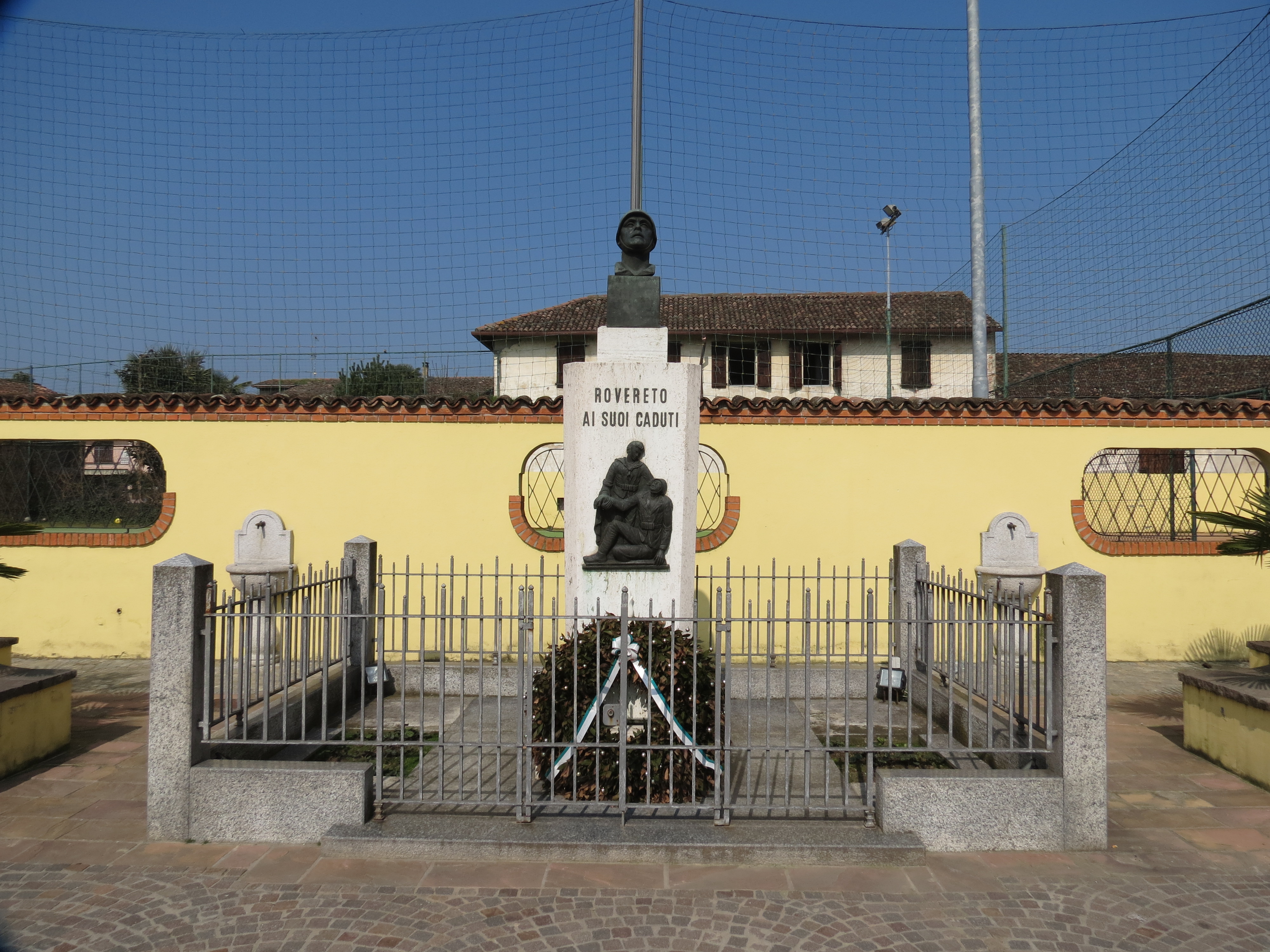 figura di soldato (erma), morte del soldato (rilievo) (monumento ai caduti - a cippo) di Malerba Arturo (sec. XX)
