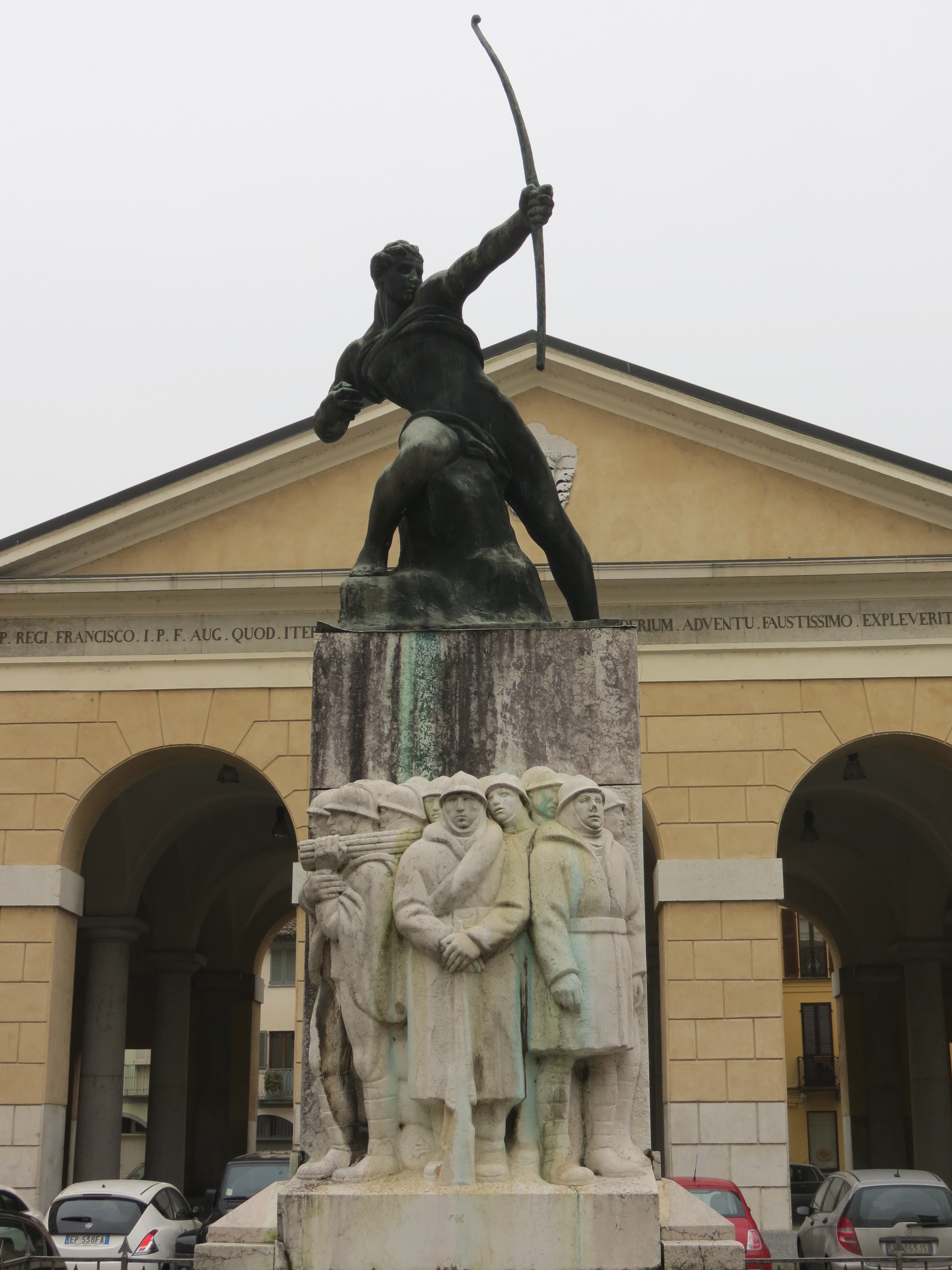 allegoria del soldato come eroe antico che tende un arco (statua), figure di soldati stanti (rilievo) (monumento ai caduti - a cippo) di Dazzi Arturo (sec. XX)