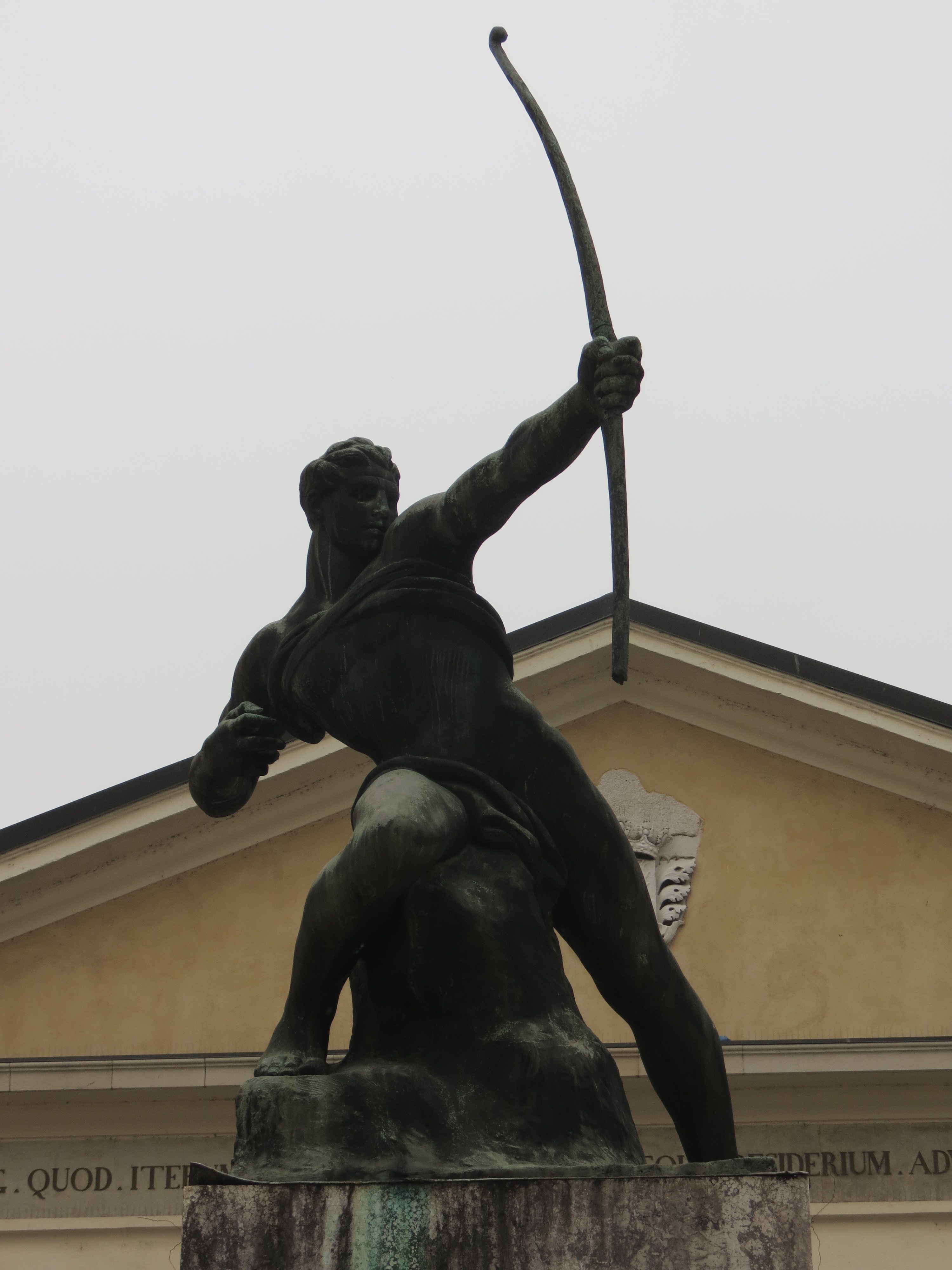 allegoria del soldato come eroe antico che tende un arco (statua), figure di soldati stanti (rilievo) (monumento ai caduti - a cippo) di Dazzi Arturo (sec. XX)
