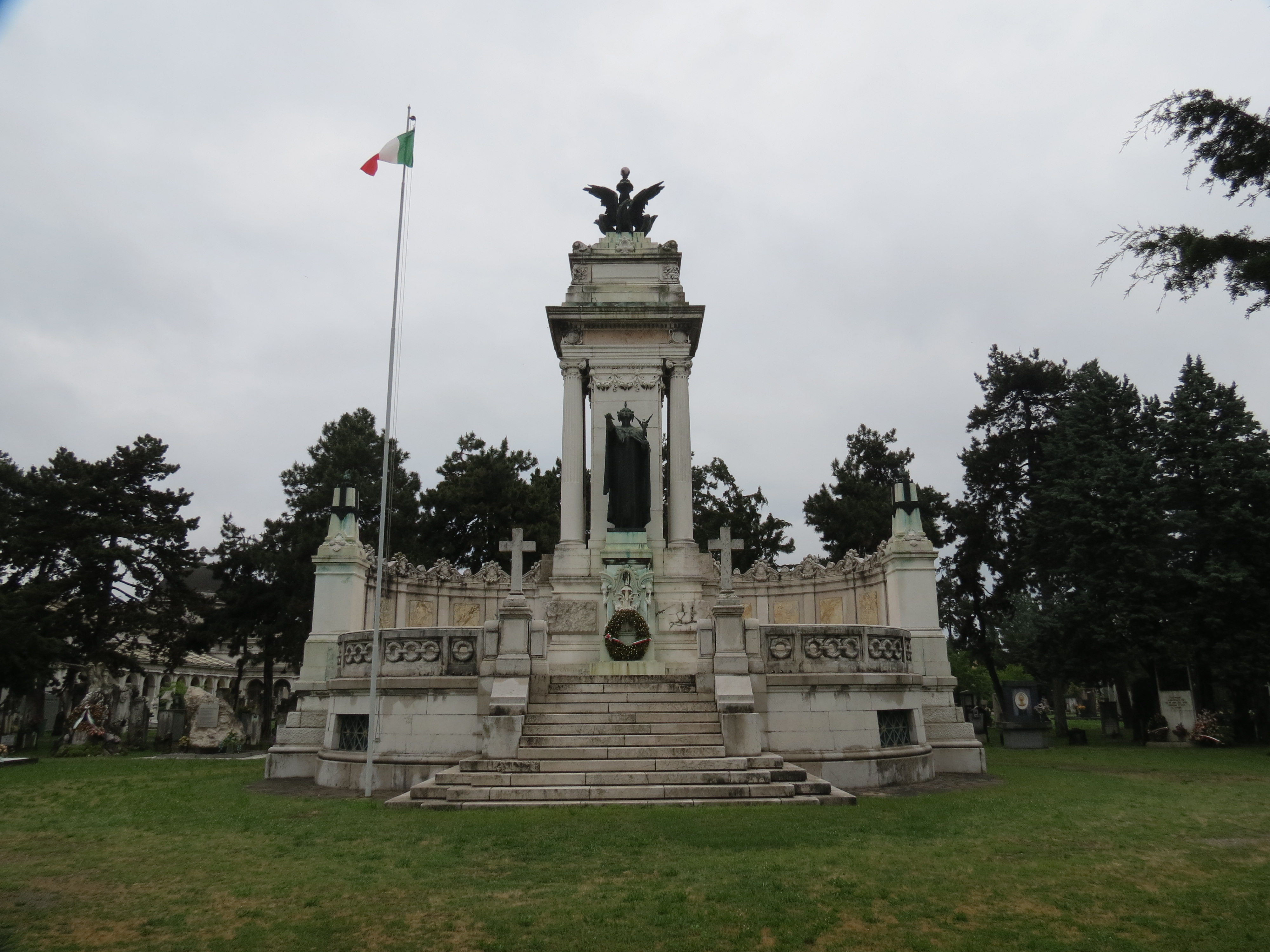 allegoria della Patria con la Vittoria alata (statua al centro del monumento), aquile (sulla sommità del monumento) (monumento ai caduti - ad emiciclo) di Pirovano Ernesto (sec. XX)