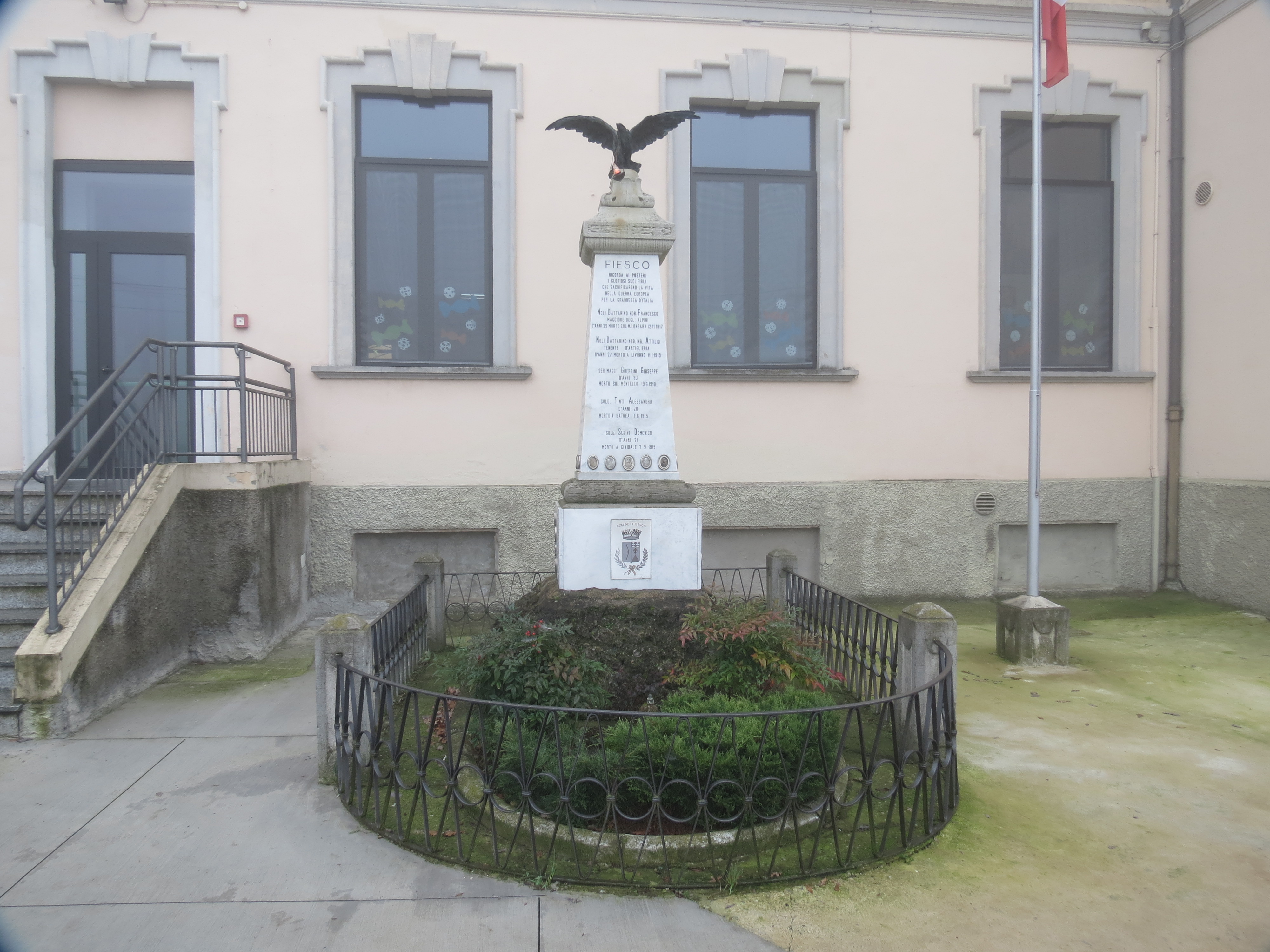 allegoria della Vittoria come aquila (in alto) (monumento ai caduti - ad obelisco) - ambito italiano (sec. XX)