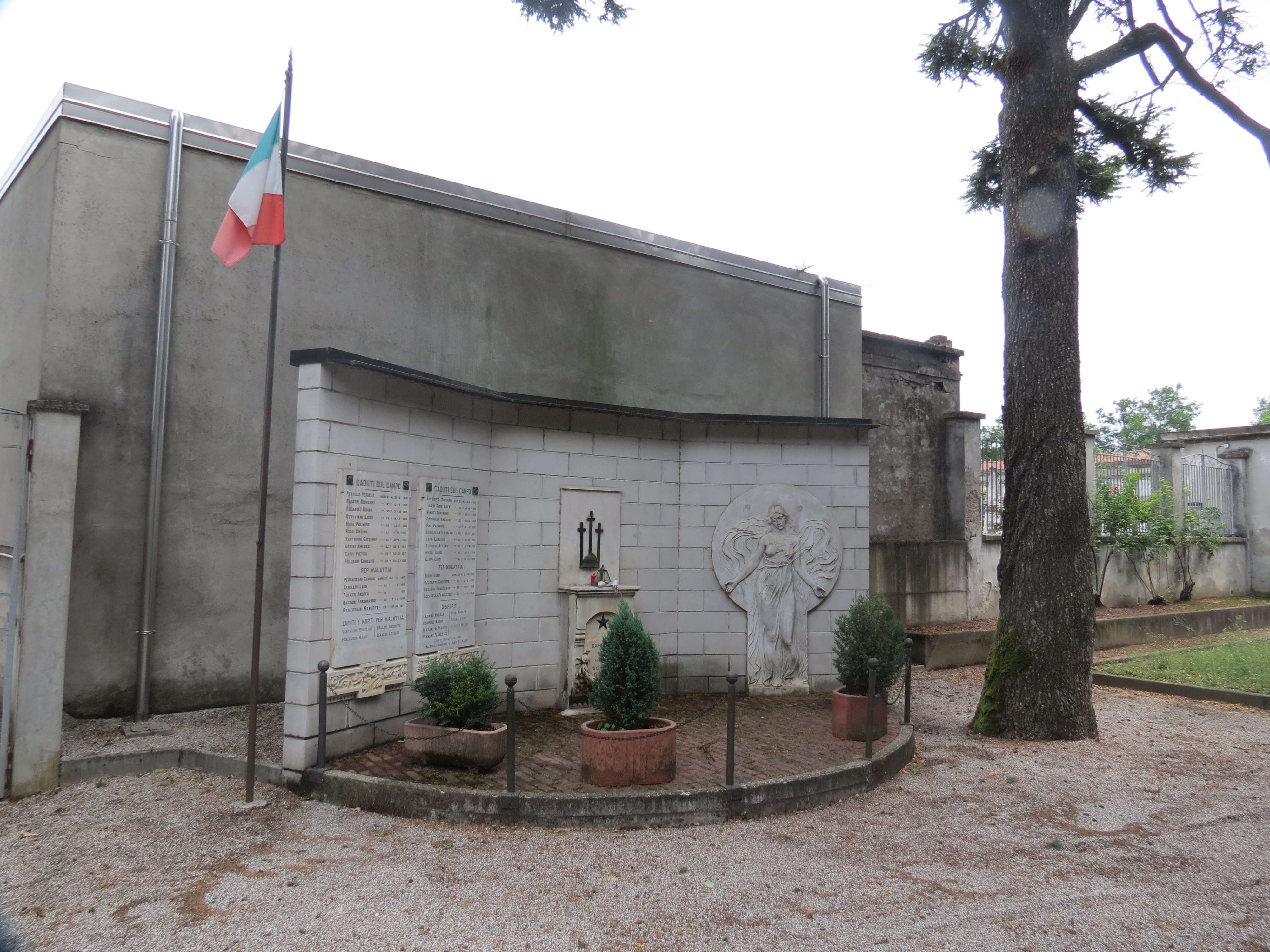 Figura allegorica femminile (rilievo a destra) (monumento ai caduti - ad emiciclo) - ambito italiano (sec. XX)