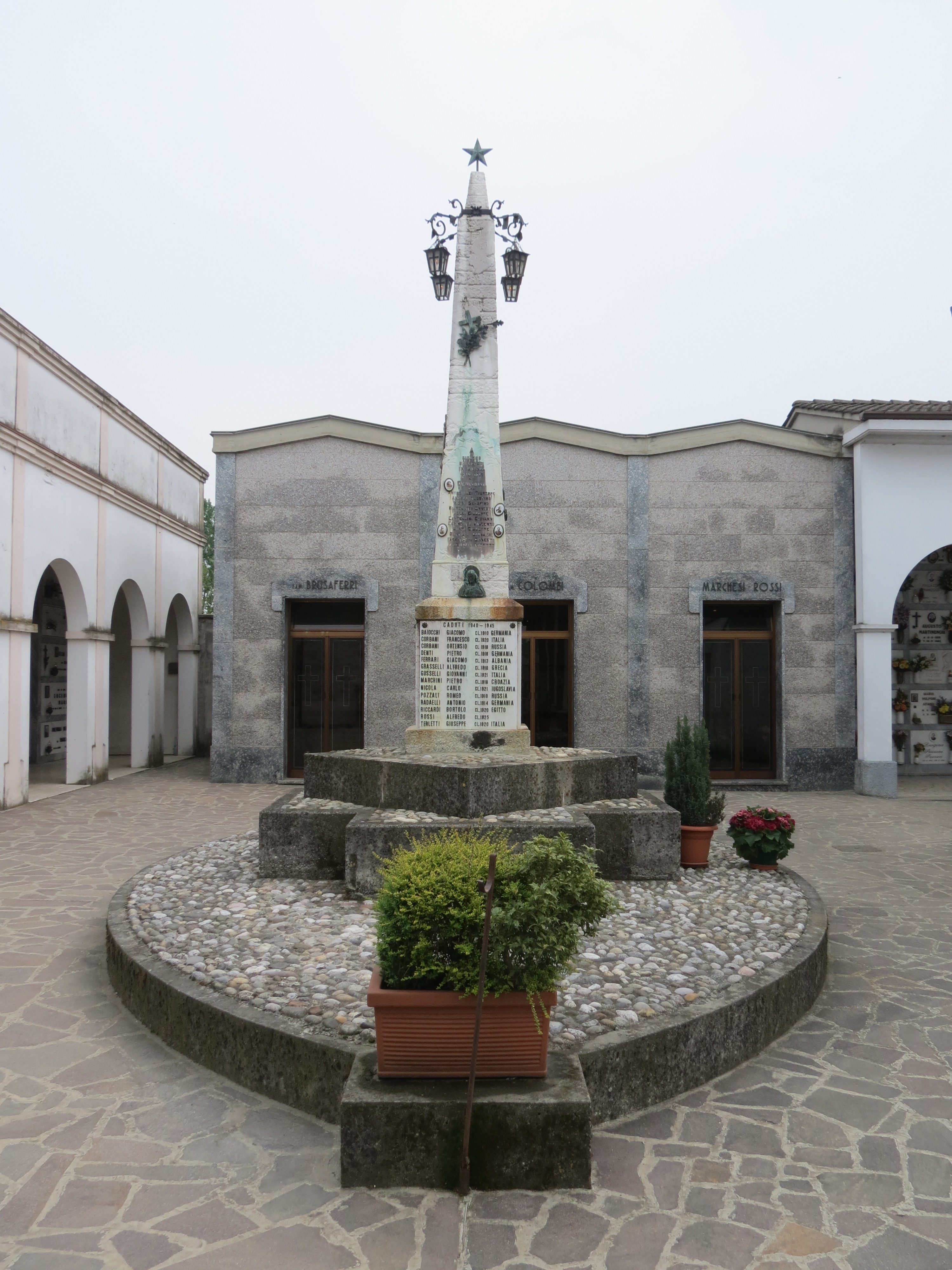 allegoria della Vittoria come donna vestita all'antica che regge una corona di alloro (targa sul lato sinistro), testa di Cristo (rilievo sul lato frontale) (monumento ai caduti - ad obelisco) di Società Delma - ambito italiano (sec. XX)