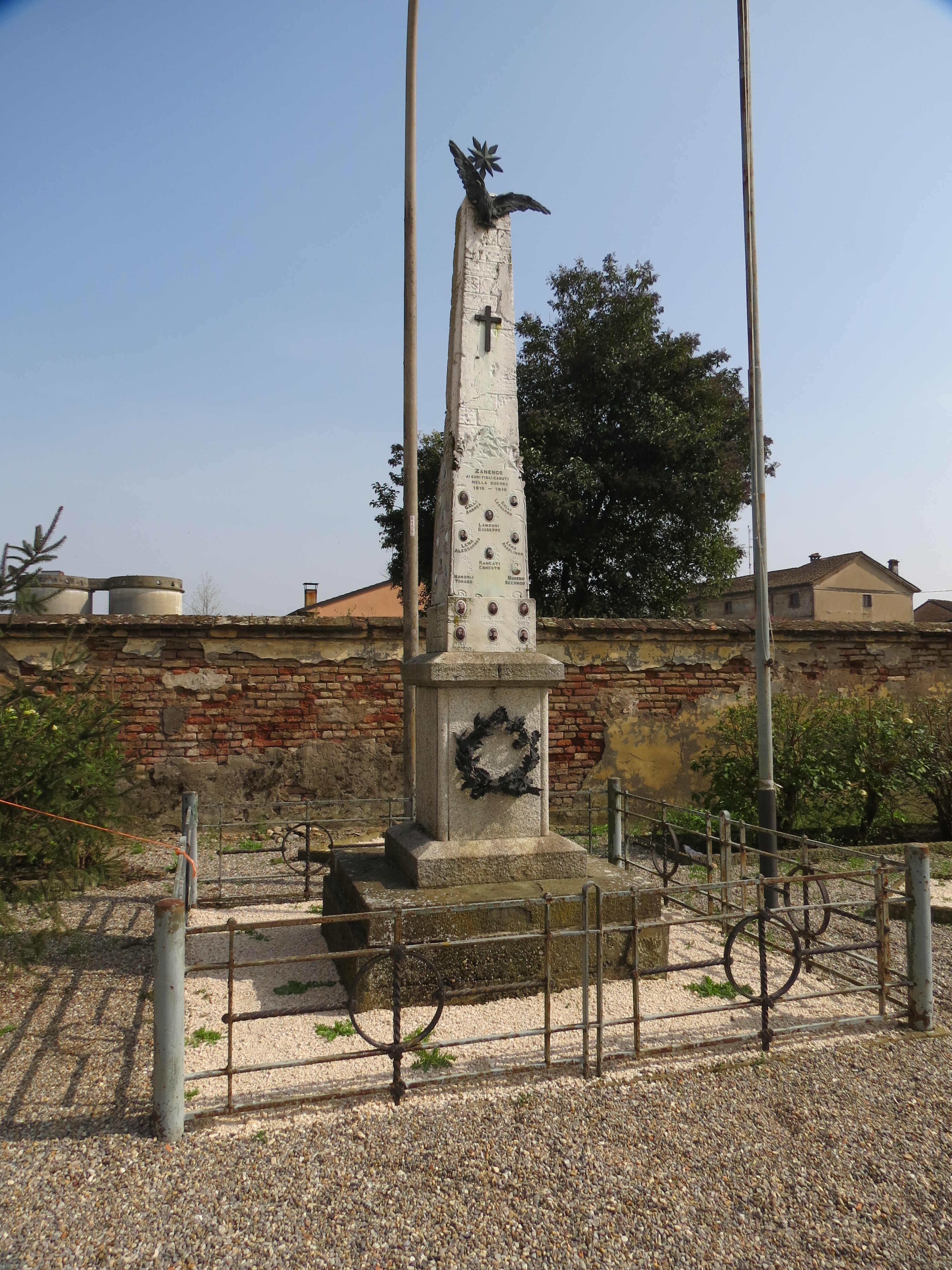 allegoria della Vittoria come aquila (in alto) (monumento ai caduti - ad obelisco) - ambito italiano (sec. XX)