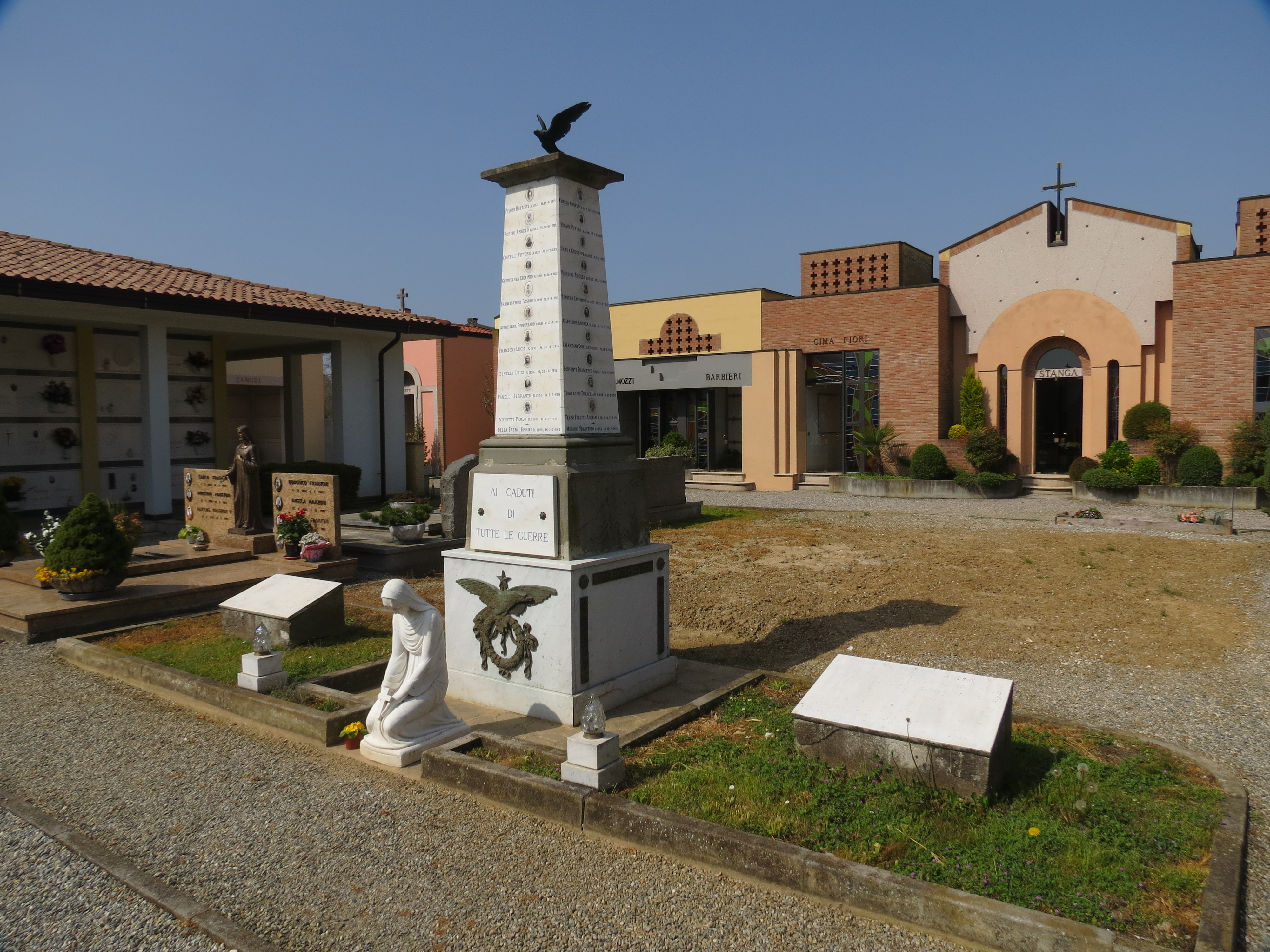 figura femminile inginocchiata con in mano una croce (statua davanti all'obelisco), allegoria della Vittoria come aquila (base e sommità dell'obelisco), armi (base d'imposta dell'obelisco) (monumento ai caduti - ad obelisco, complesso decorativo) - ambito italiano (sec. XX, sec. XX)