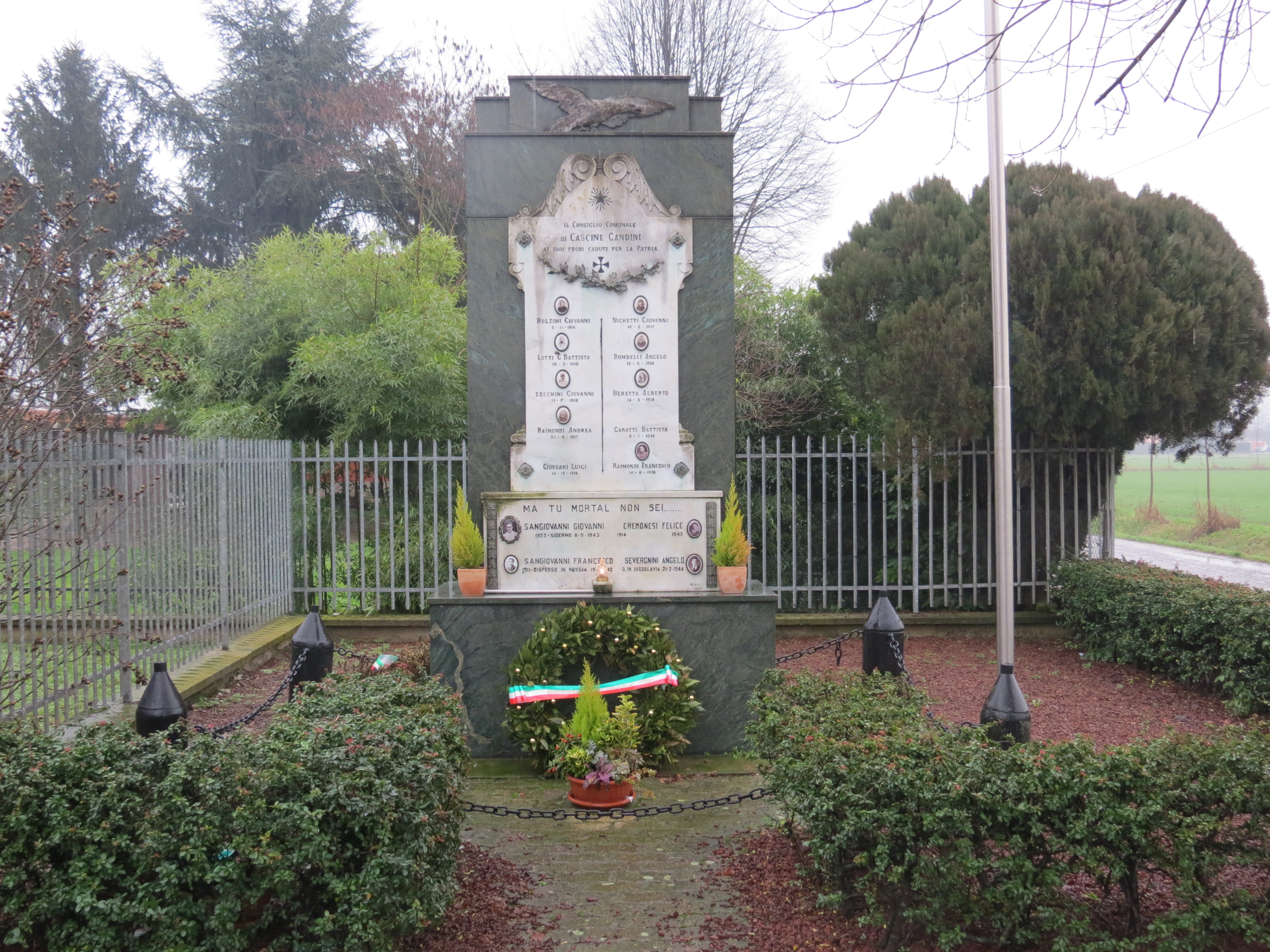 allegoria della Vittoria come aquila (in alto) (monumento ai caduti - a stele) - ambito italiano (sec. XX, sec. XX)