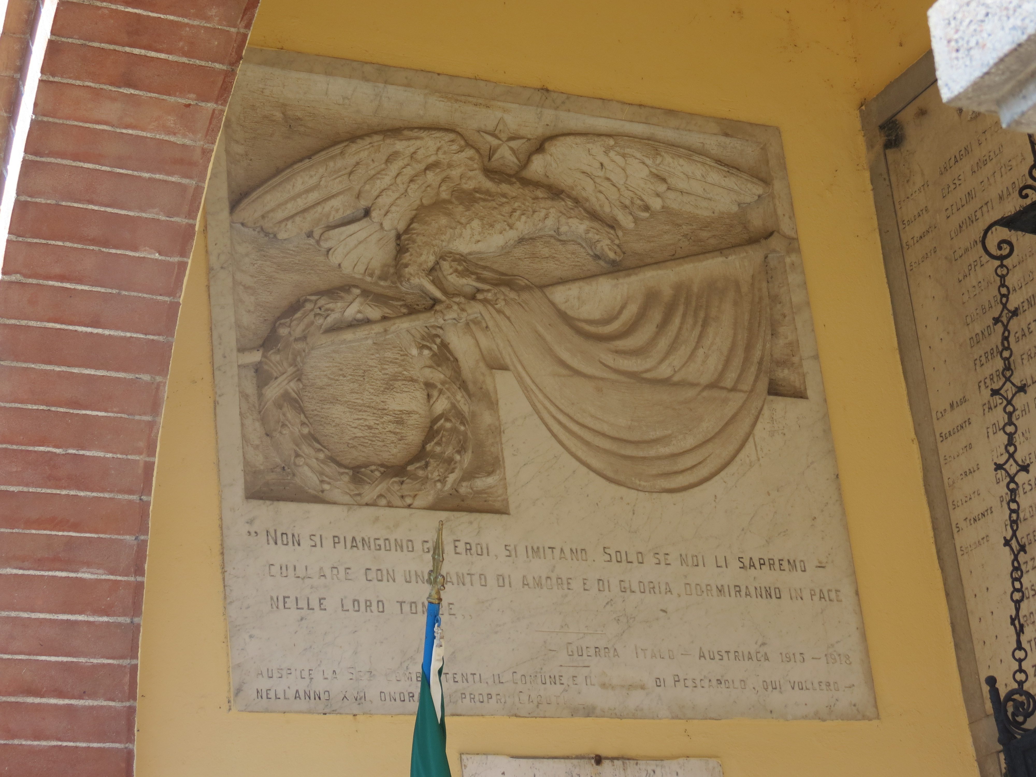 allegoria della Vittoria come aquila sopra la bandiera con corona di alloro (monumento ai caduti - a colombario) - ambito italiano (sec. XX, sec. XX)