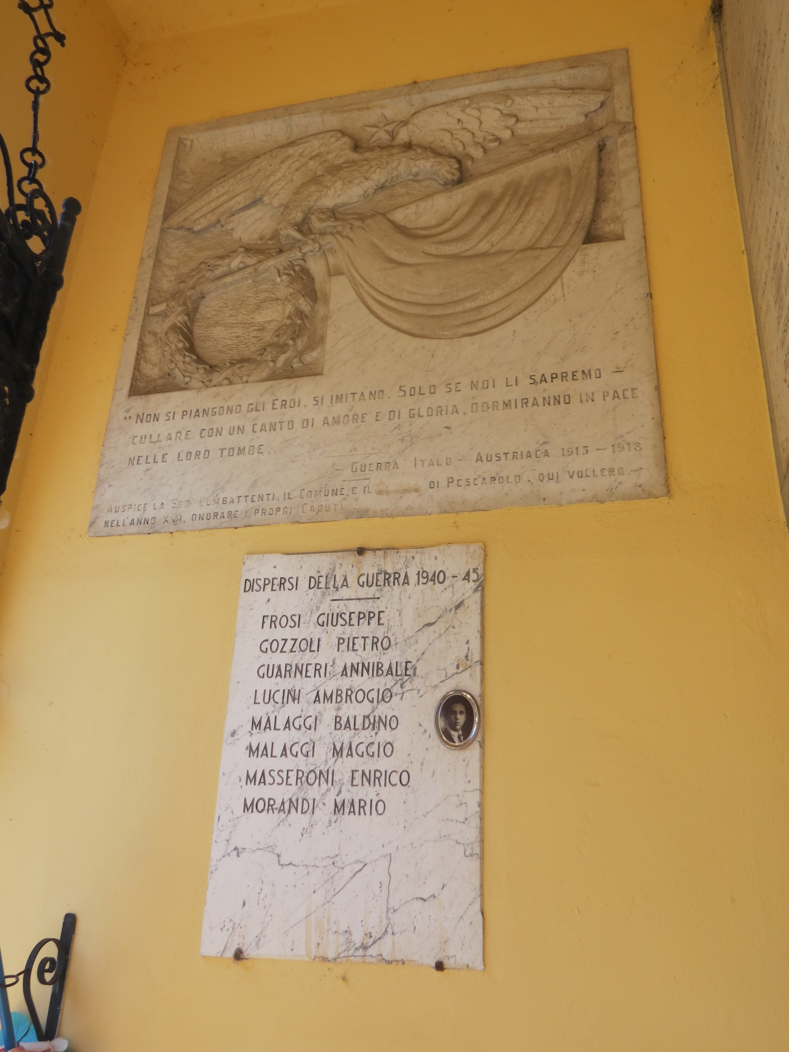 allegoria della Vittoria come aquila sopra la bandiera con corona di alloro (monumento ai caduti - a colombario) - ambito italiano (sec. XX, sec. XX)