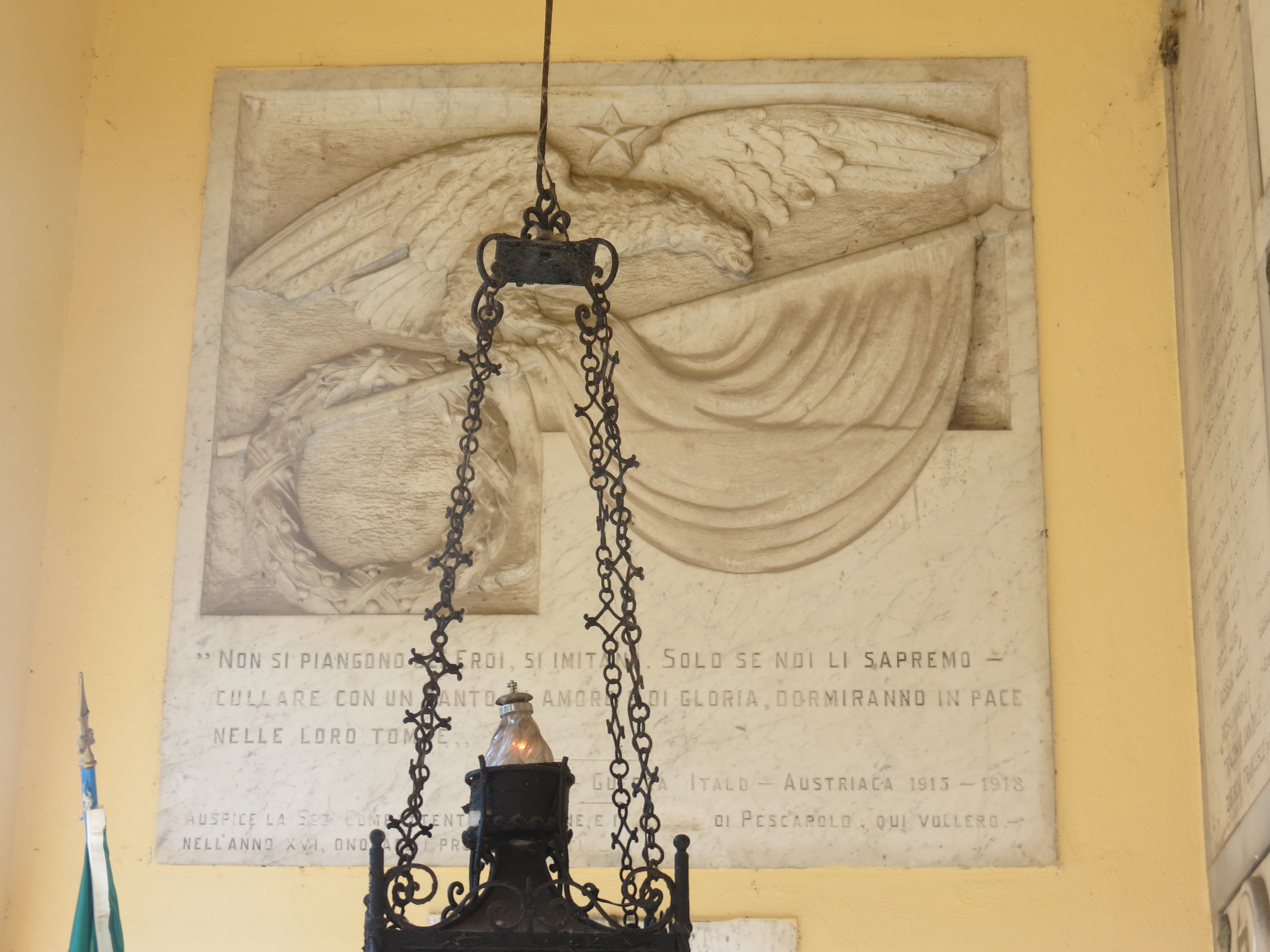 allegoria della Vittoria come aquila sopra la bandiera con corona di alloro (monumento ai caduti - a colombario) - ambito italiano (sec. XX, sec. XX)