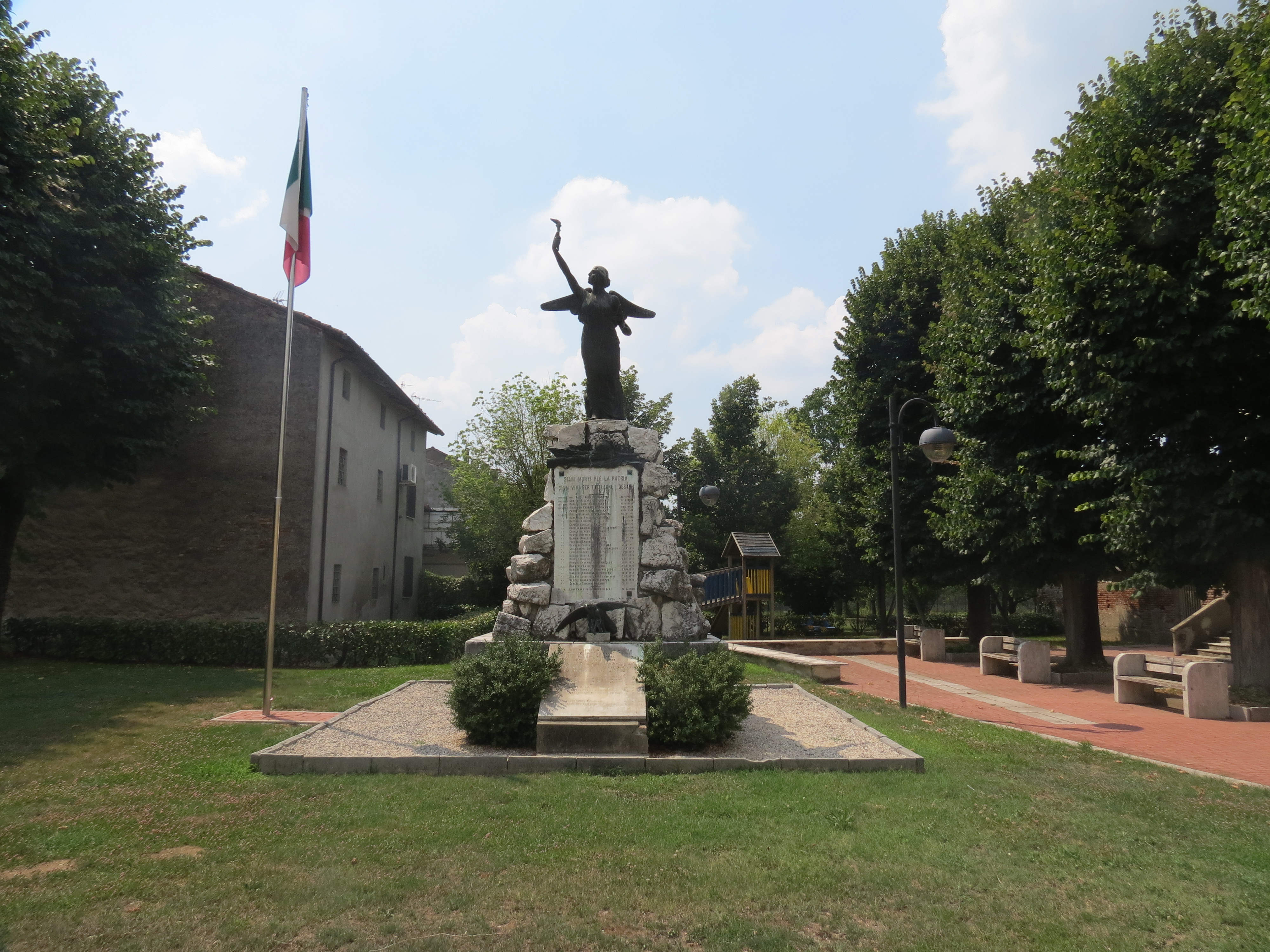 allegoria della Vittoria come donna vestita all'antica con fiaccola (statua sopra il cippo), armi (rilievo sul lato frontale), aquila (statua alla base del cippo) (monumento ai caduti - a cippo) di Balestreri Aldo (seconda metà sec. XX, sec. XX)