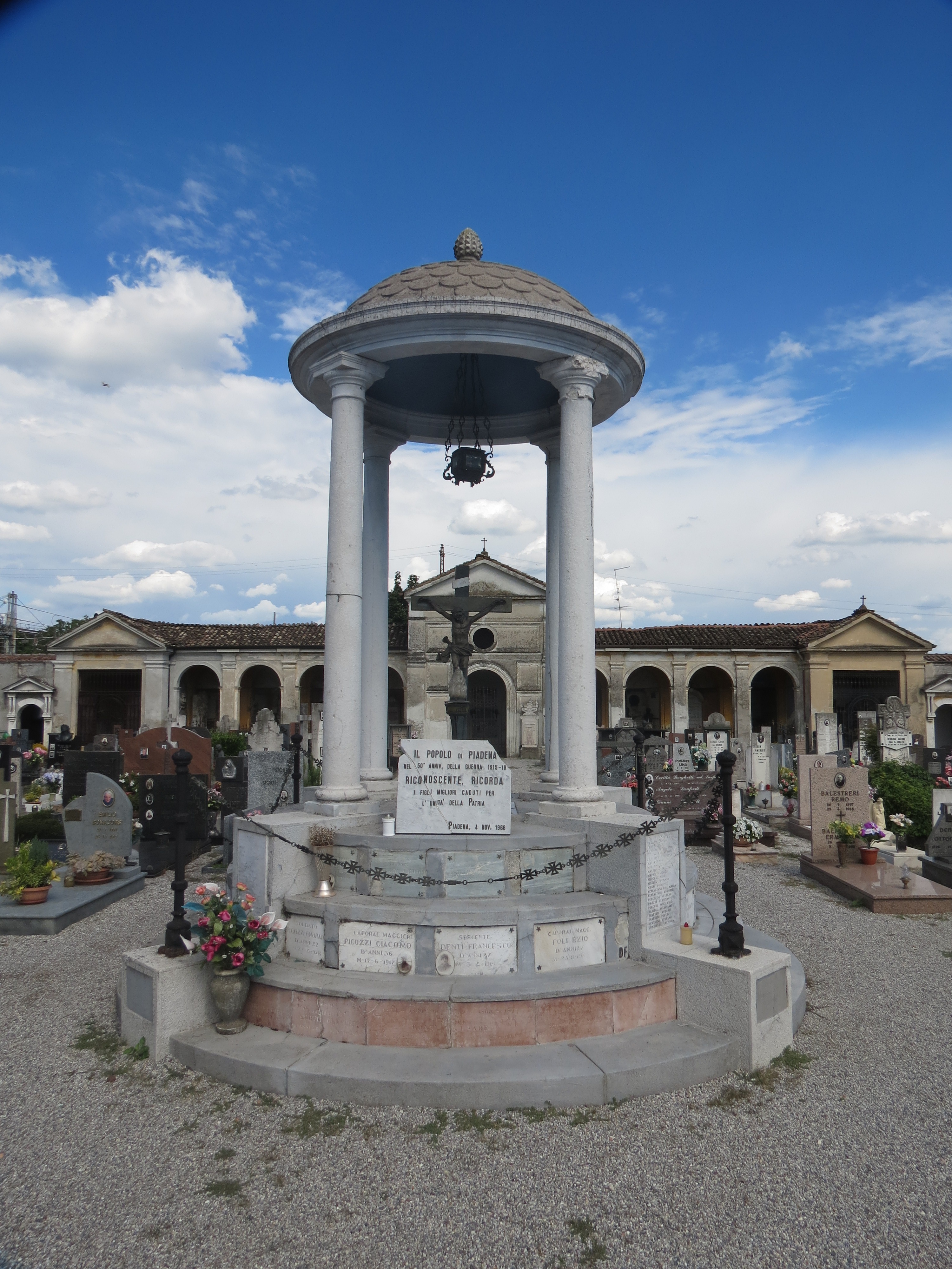 Cristo crocifisso (monumento ai caduti - a tempietto) - ambito italiano (sec. XX, sec. XX)