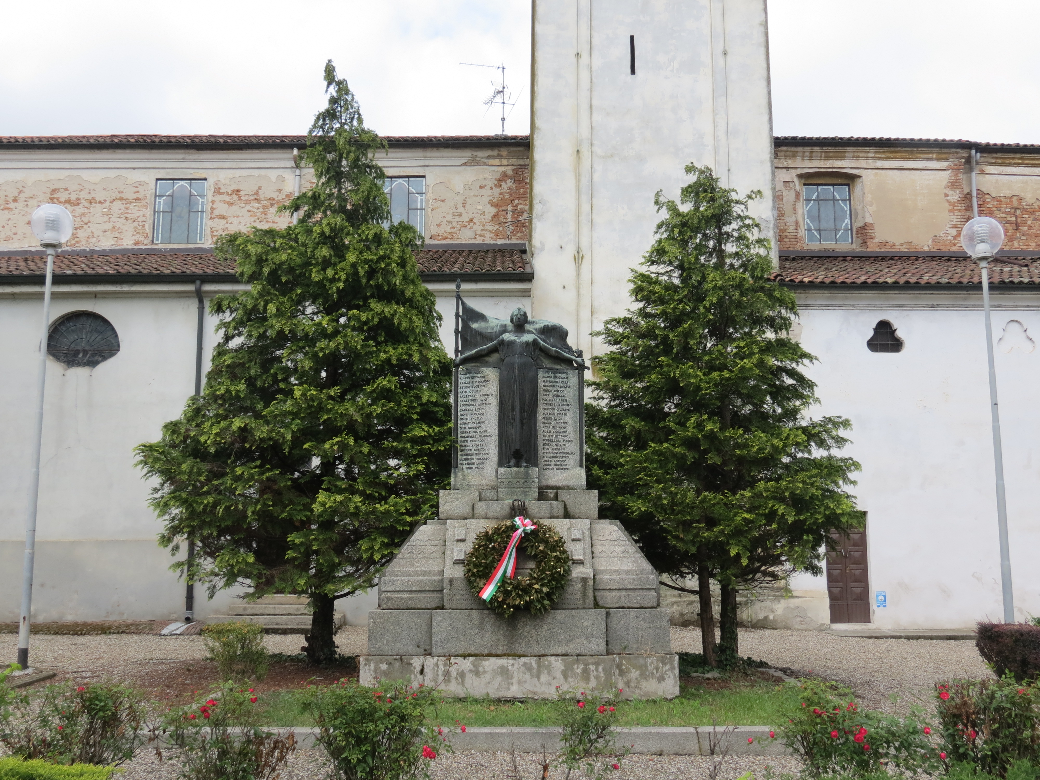 allegoria della Patria che regge la bandiera, una spada e un ramo di alloro (monumento ai caduti - a cippo) di Girbafranti Enrico (sec. XX)