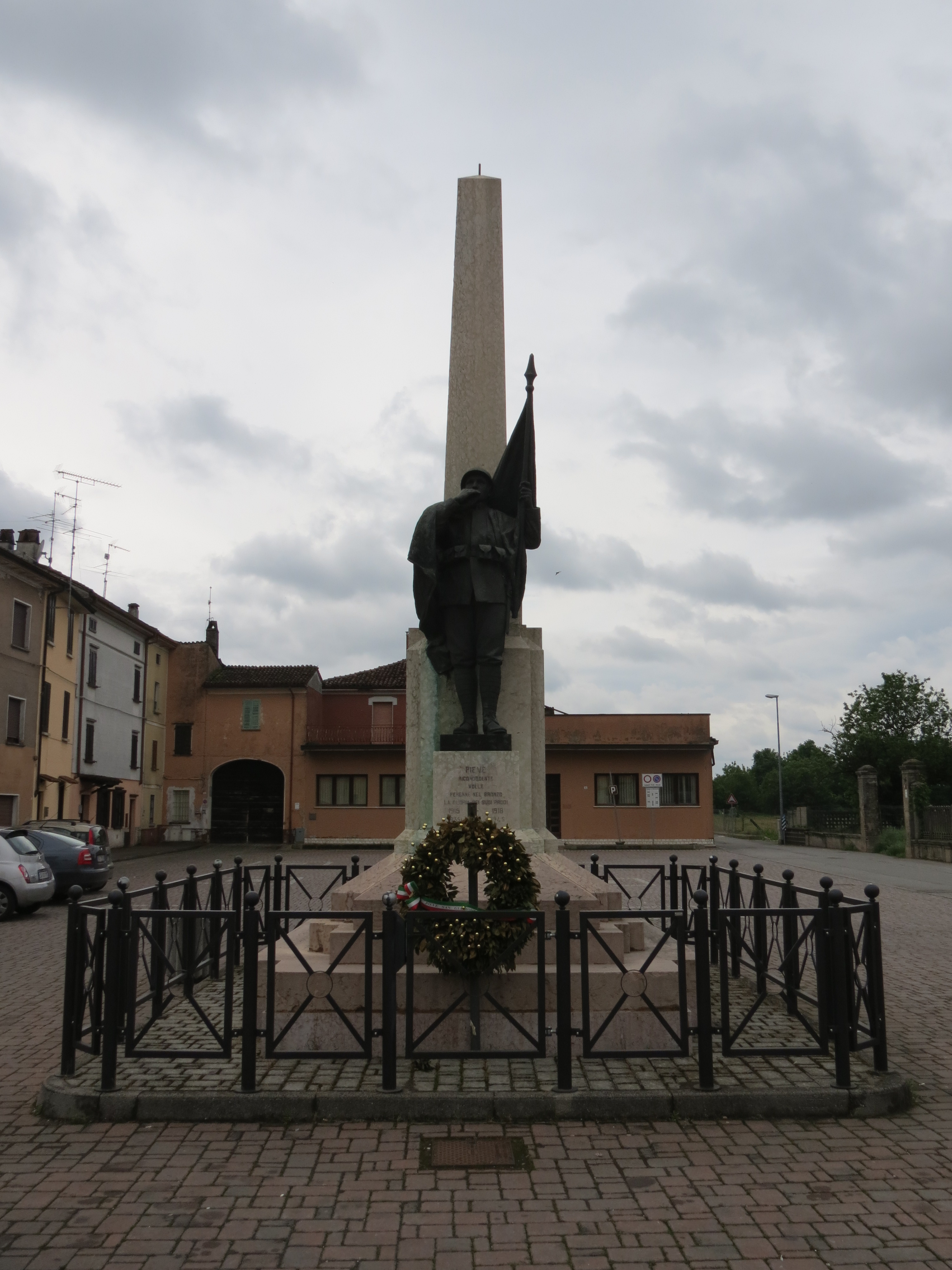 figura di soldato che bacia la bandiera (monumento ai caduti - ad obelisco) - ambito italiano (sec. XX, sec. XX)