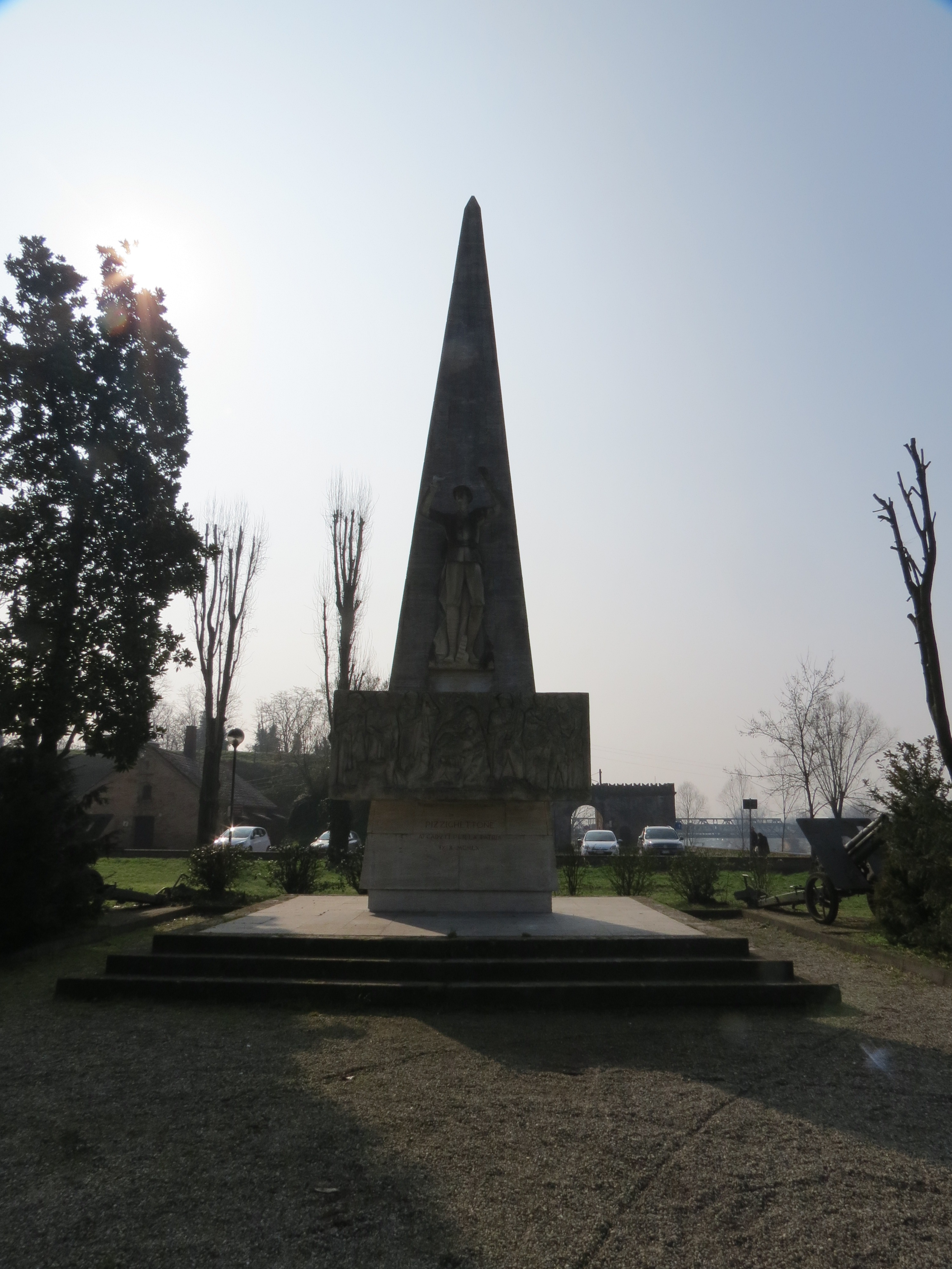 figura di soldato (statua in alto sul lato frontale), compianto sul Cristo morto (rilievo sul lato frontale) (monumento ai caduti - ad obelisco) di Lodi Leone (sec. XX)