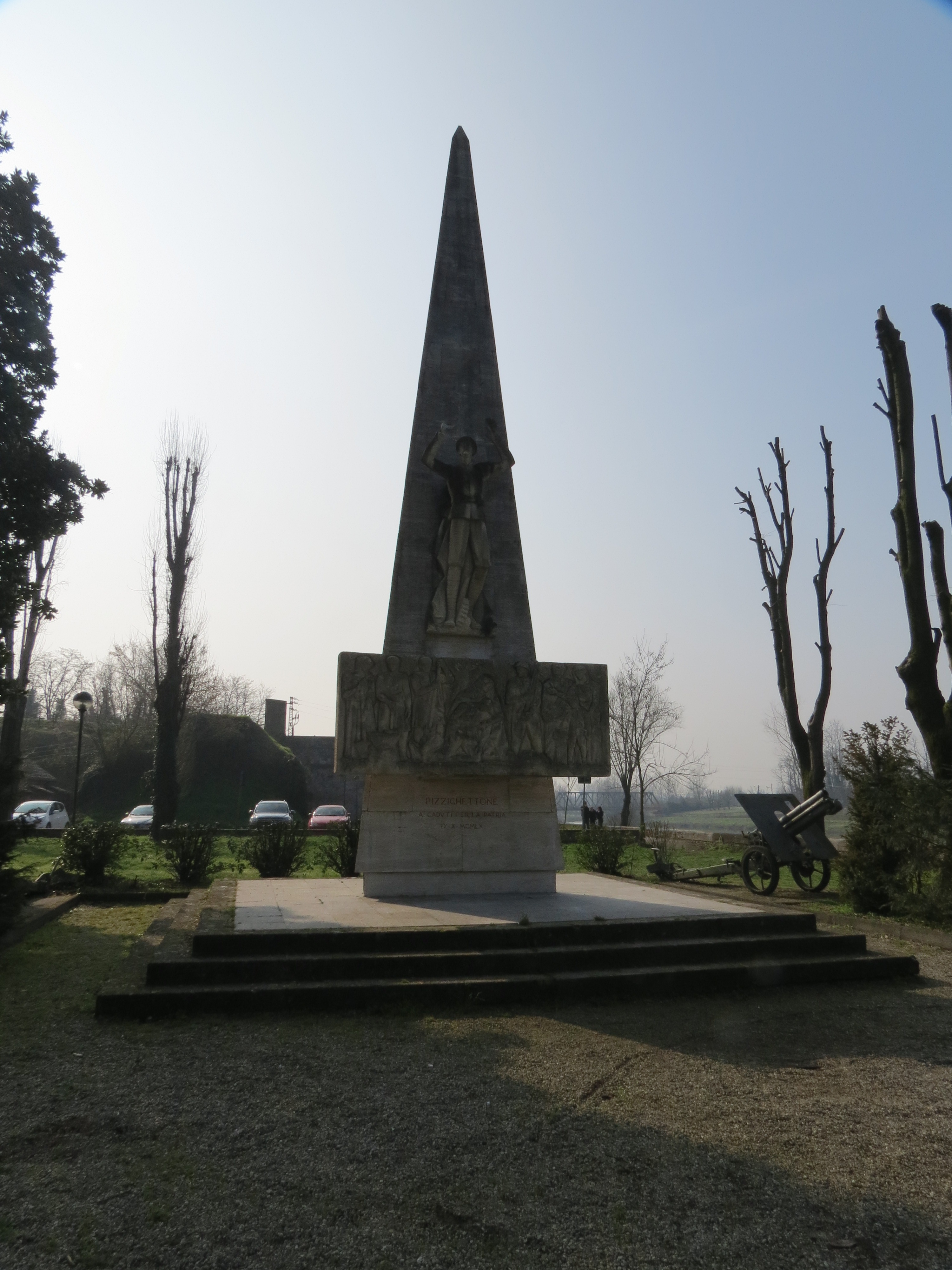 figura di soldato (statua in alto sul lato frontale), compianto sul Cristo morto (rilievo sul lato frontale) (monumento ai caduti - ad obelisco) di Lodi Leone (sec. XX)