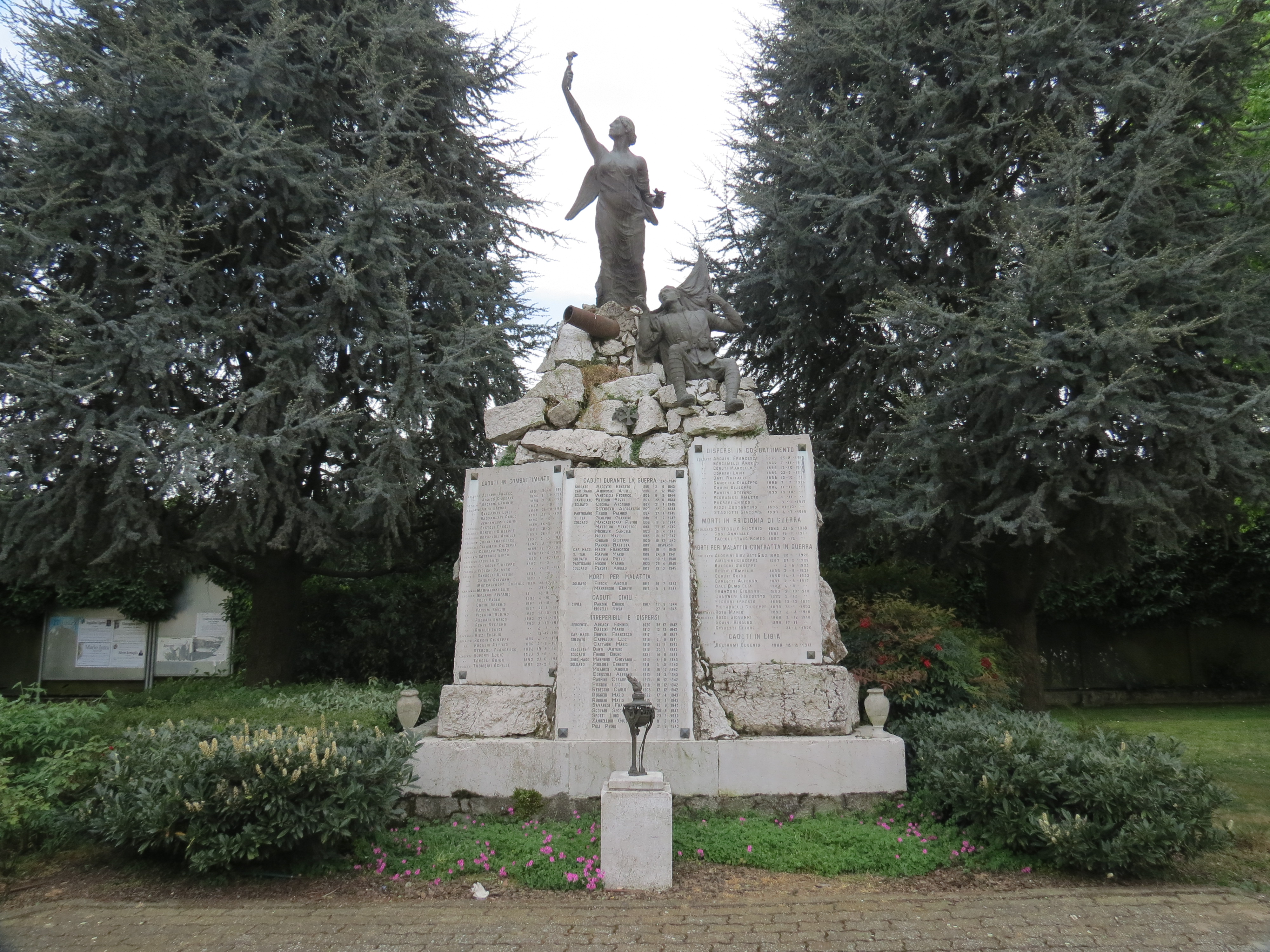 allegoria della Vittoria che regge una fiaccola a fianco di un soldato morente appoggiato alla bandiera (monumento ai caduti - a montagna figurata) di Balestreri Aldo (sec. XX, sec. XX)