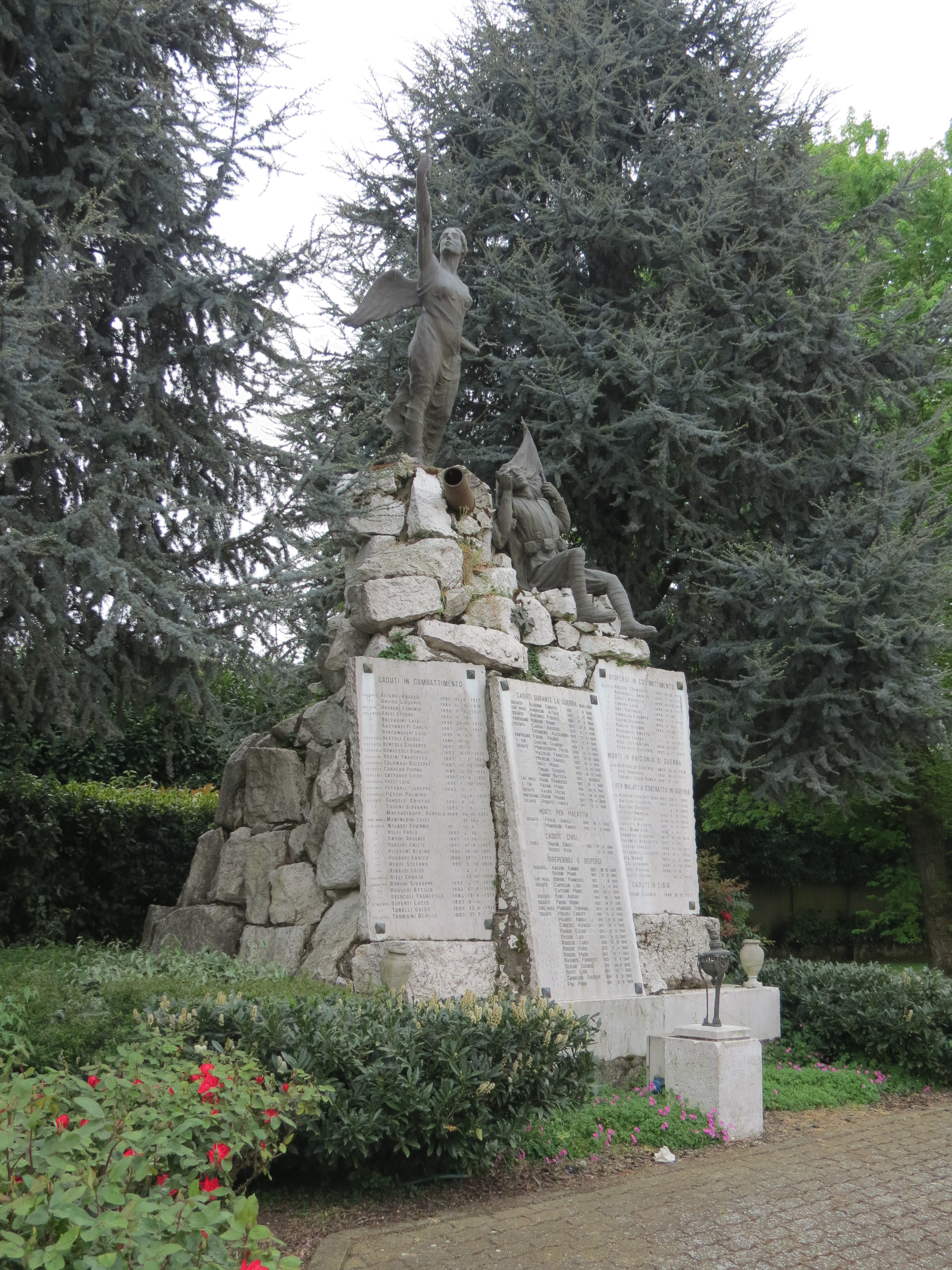 allegoria della Vittoria che regge una fiaccola a fianco di un soldato morente appoggiato alla bandiera (monumento ai caduti - a montagna figurata) di Balestreri Aldo (sec. XX, sec. XX)