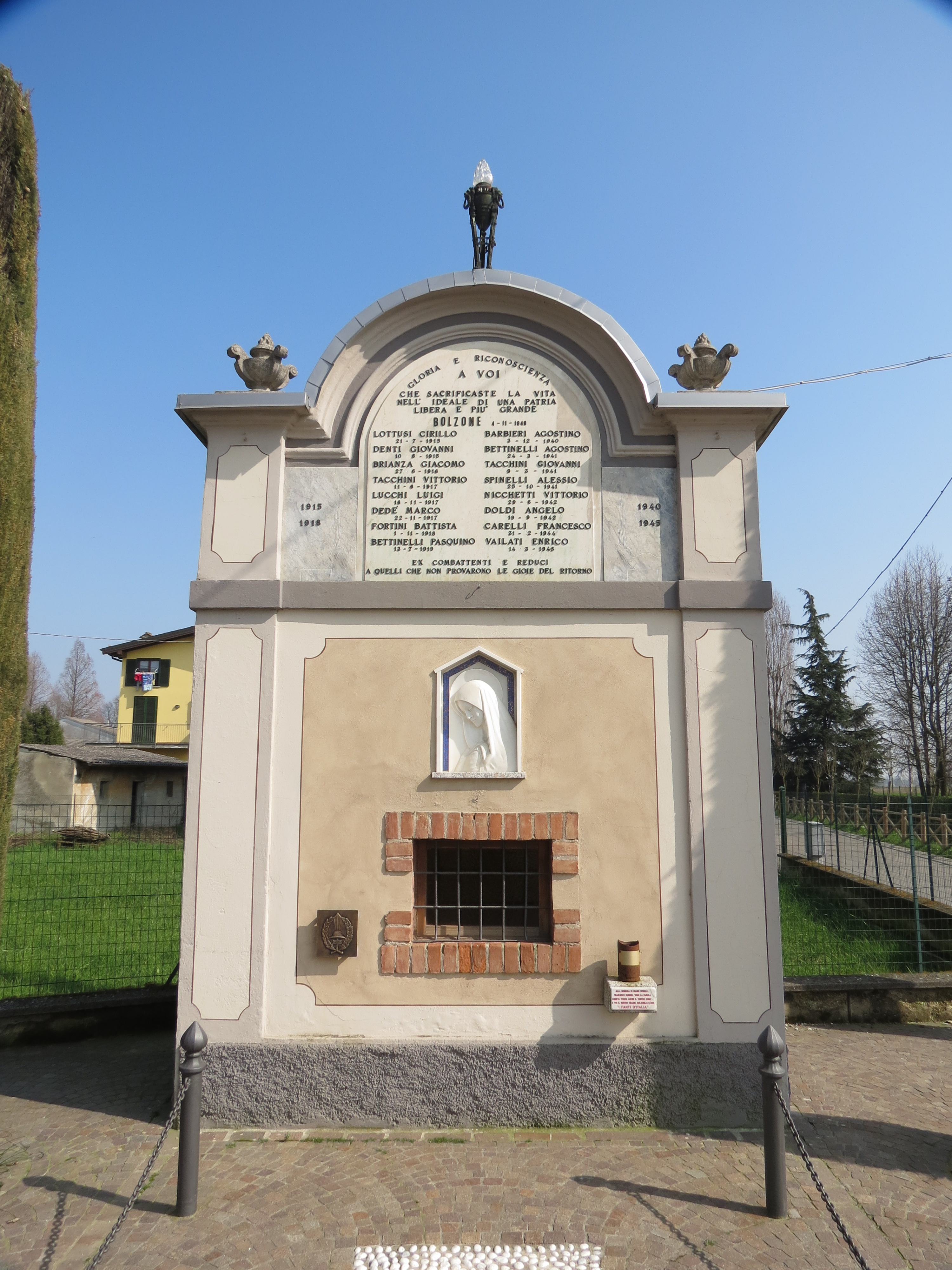 Madonna (rilievo) (monumento ai caduti - a cappella) - ambito italiano (sec. XX)