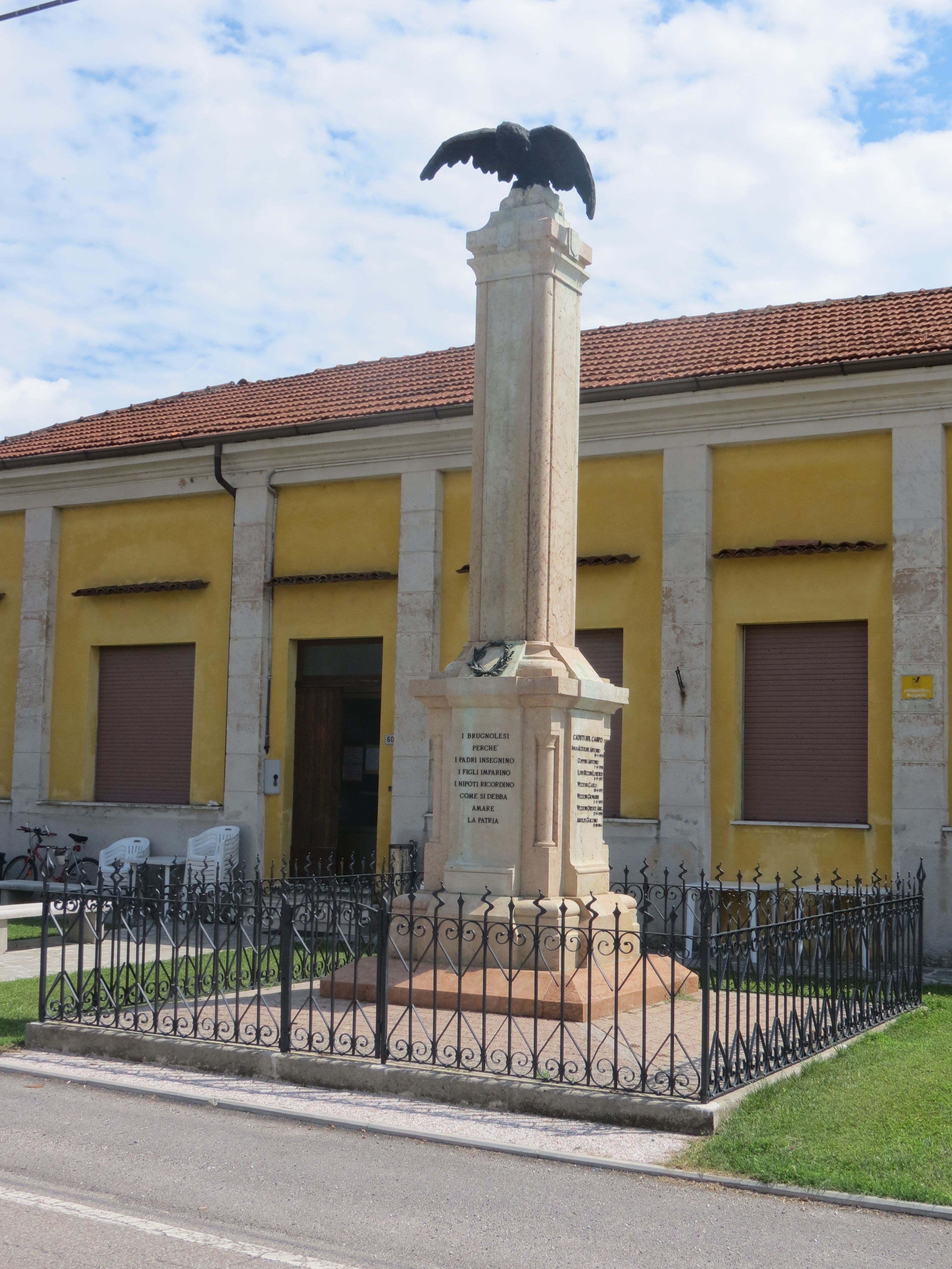 allegoria della Vittoria come aquila (statua sulla sommità) (monumento ai caduti - ad obelisco) - ambito italiano (sec. XX)