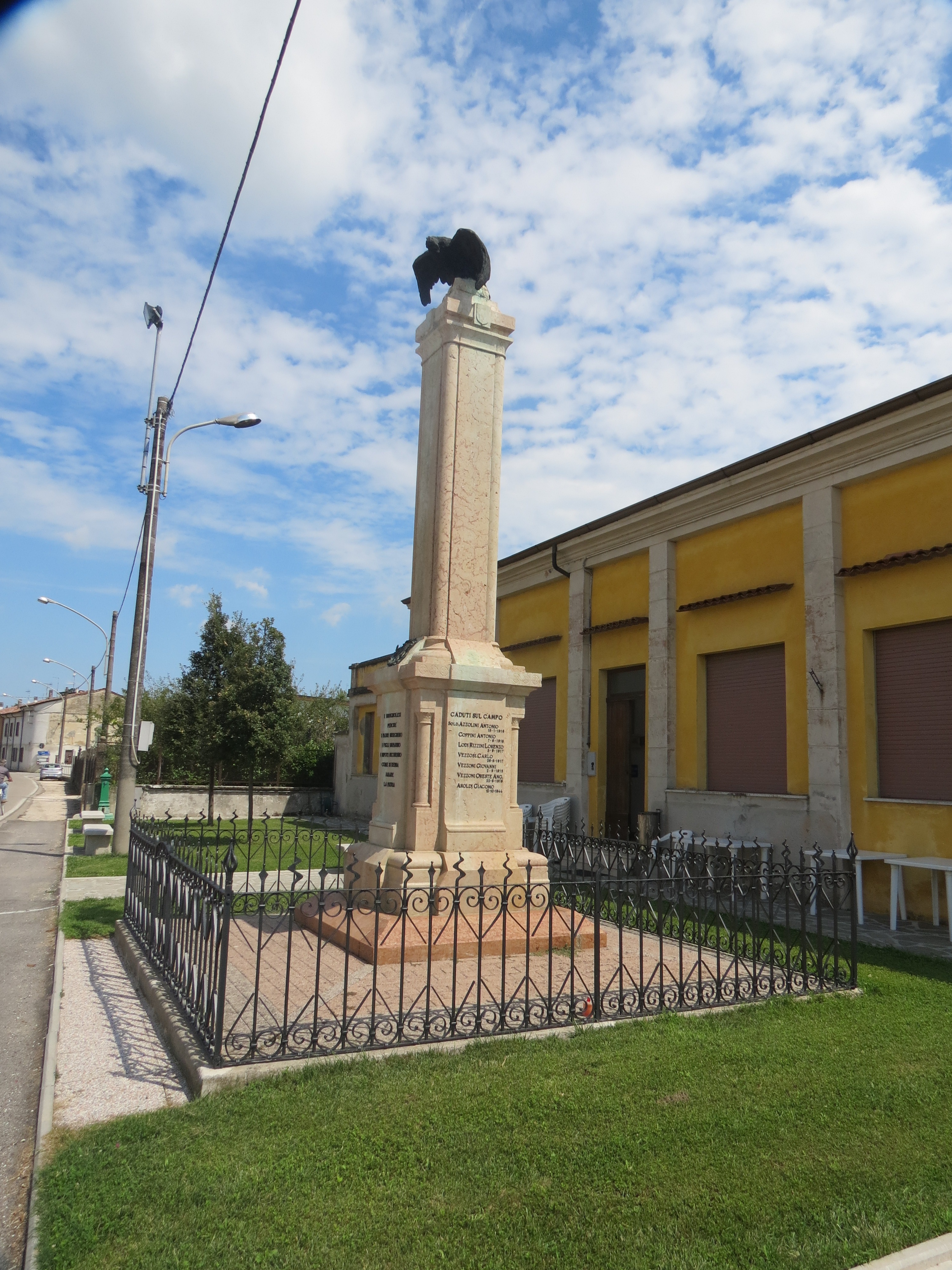 allegoria della Vittoria come aquila (statua sulla sommità) (monumento ai caduti - ad obelisco) - ambito italiano (sec. XX)