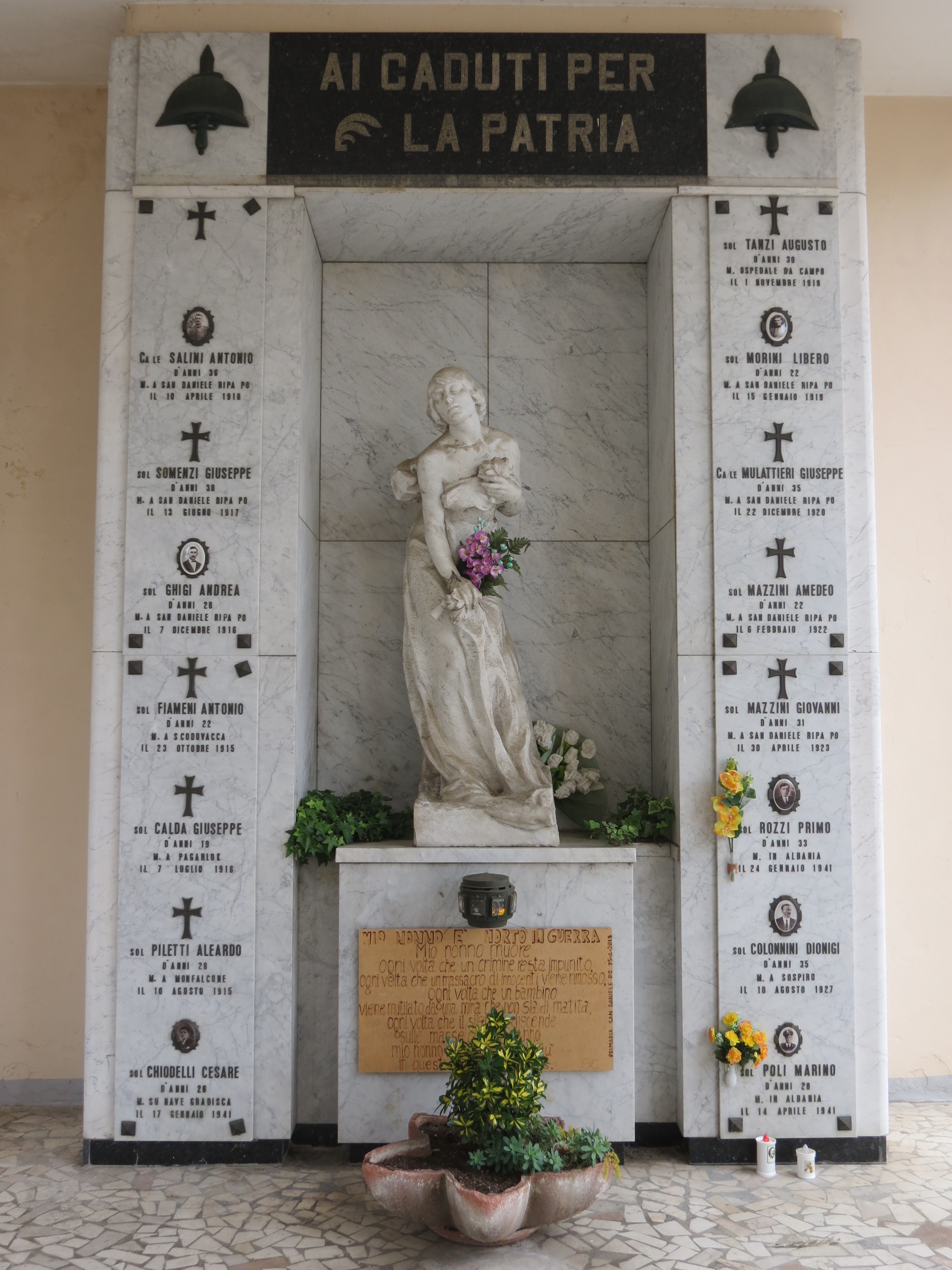 figura allegorica femminile (monumento ai caduti - a parete) - ambito italiano (sec. XX, sec. XX)