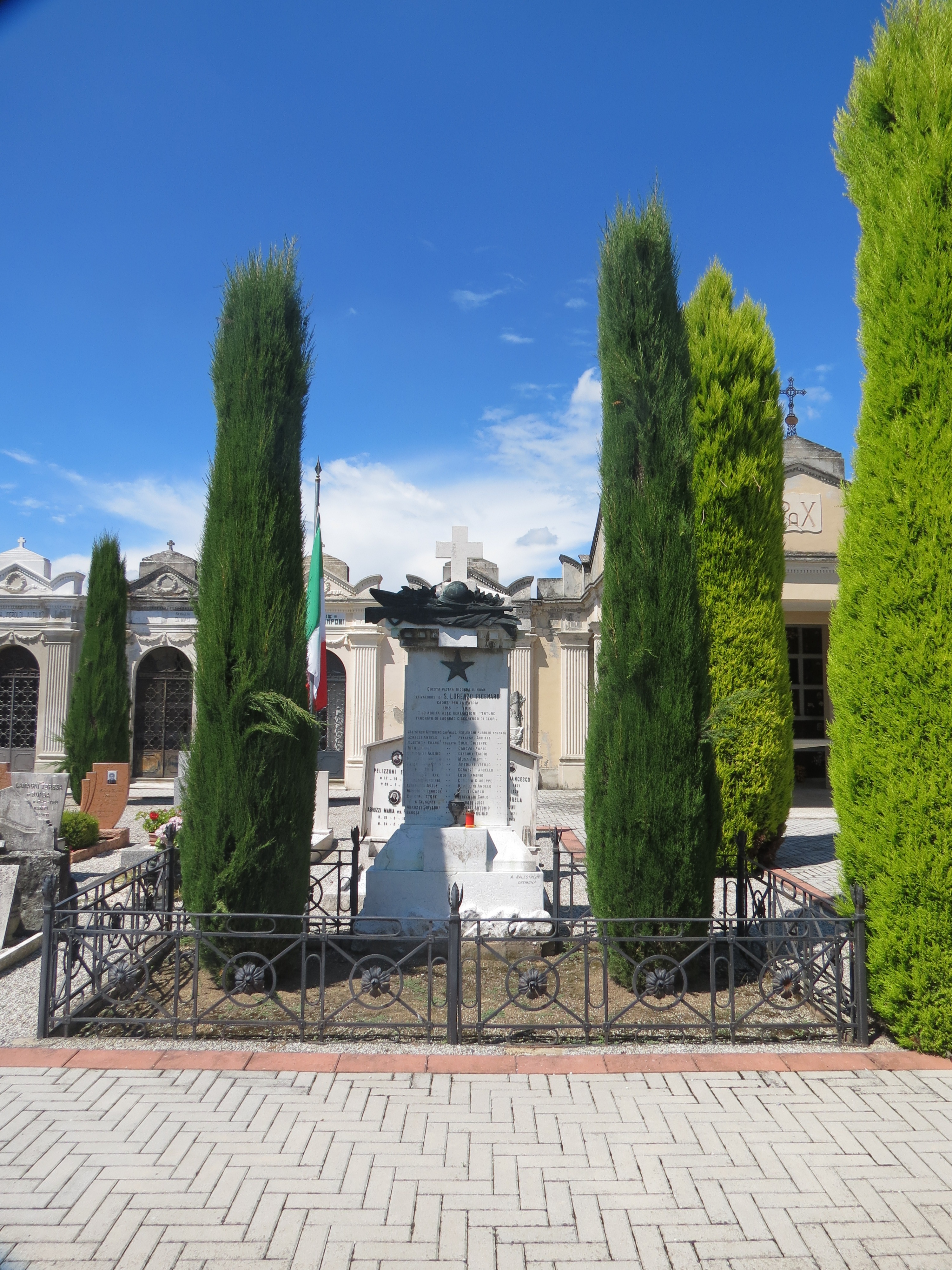 armi e bandiera (rilievo in bronzo) (monumento ai caduti - a lapide) di Balestreri Aldo (sec. XX)