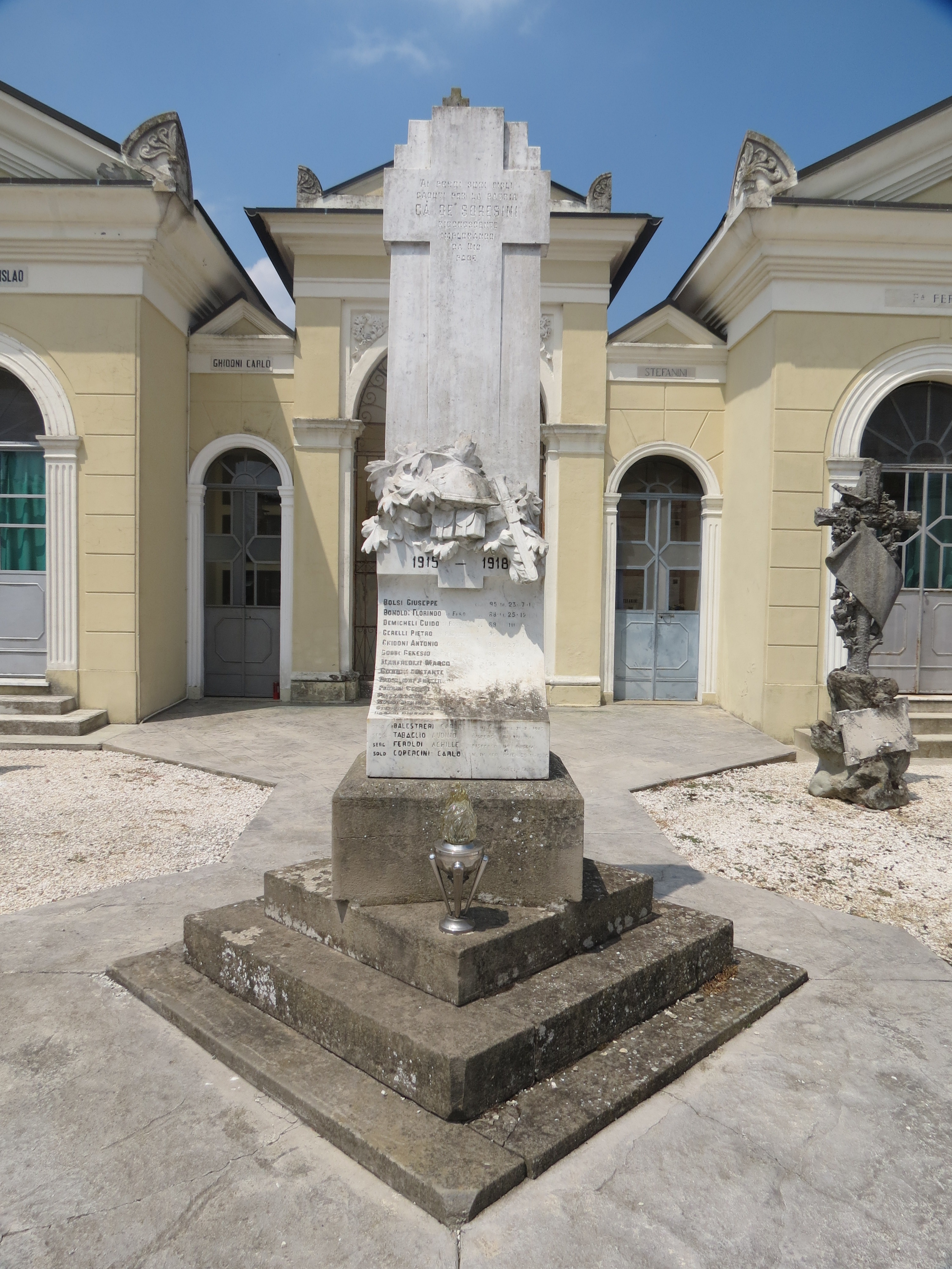 elmetto, cintura con munizioni e rami di alloro (rilievo) (monumento ai caduti - a stele) di Monti (sec. XX)