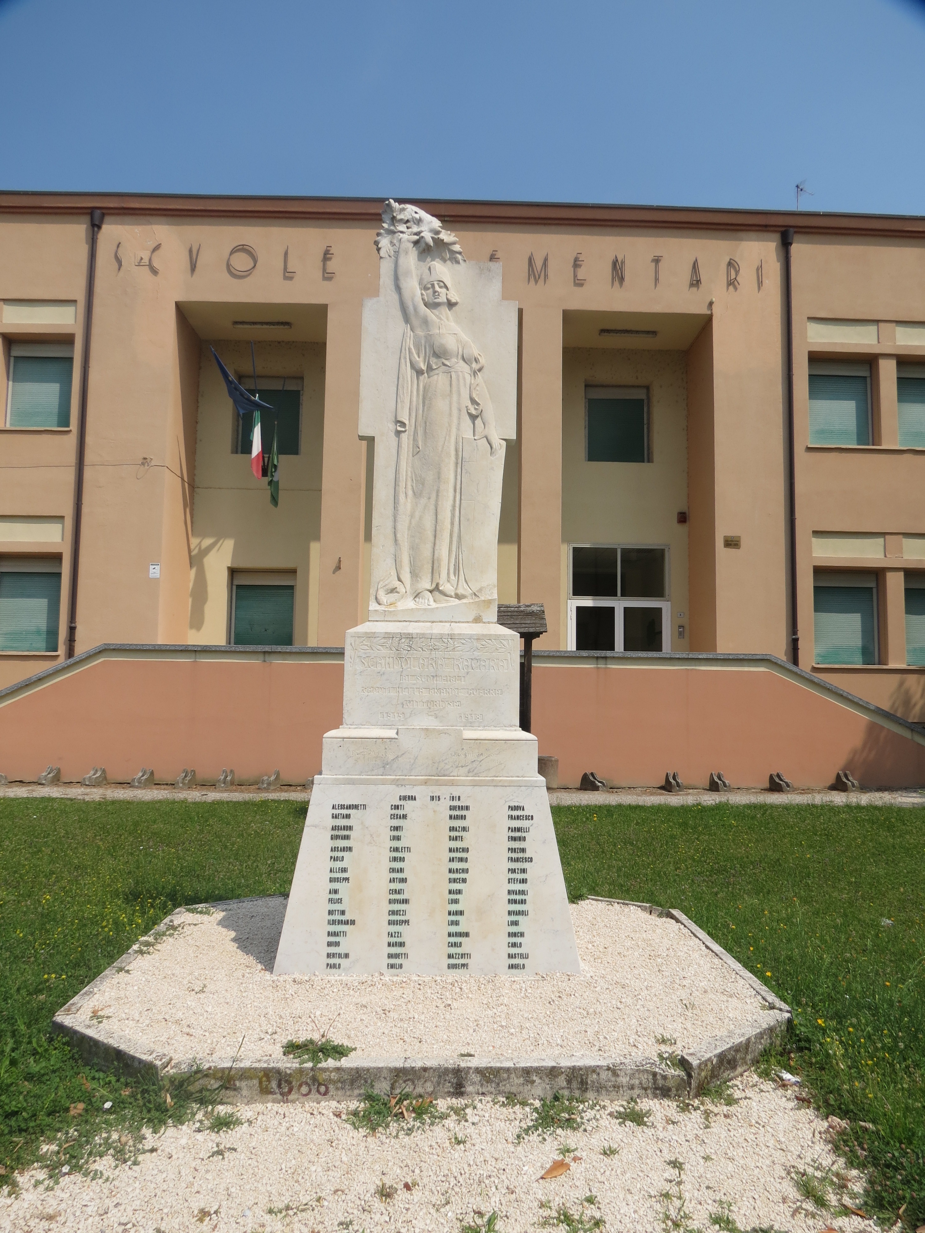 allegoria della Vittoria come donna vestita all'antica, armata di scudo e reggente rami di alloro (bassorilievo) (monumento ai caduti - a lapide) - ambito italiano (sec. XX)