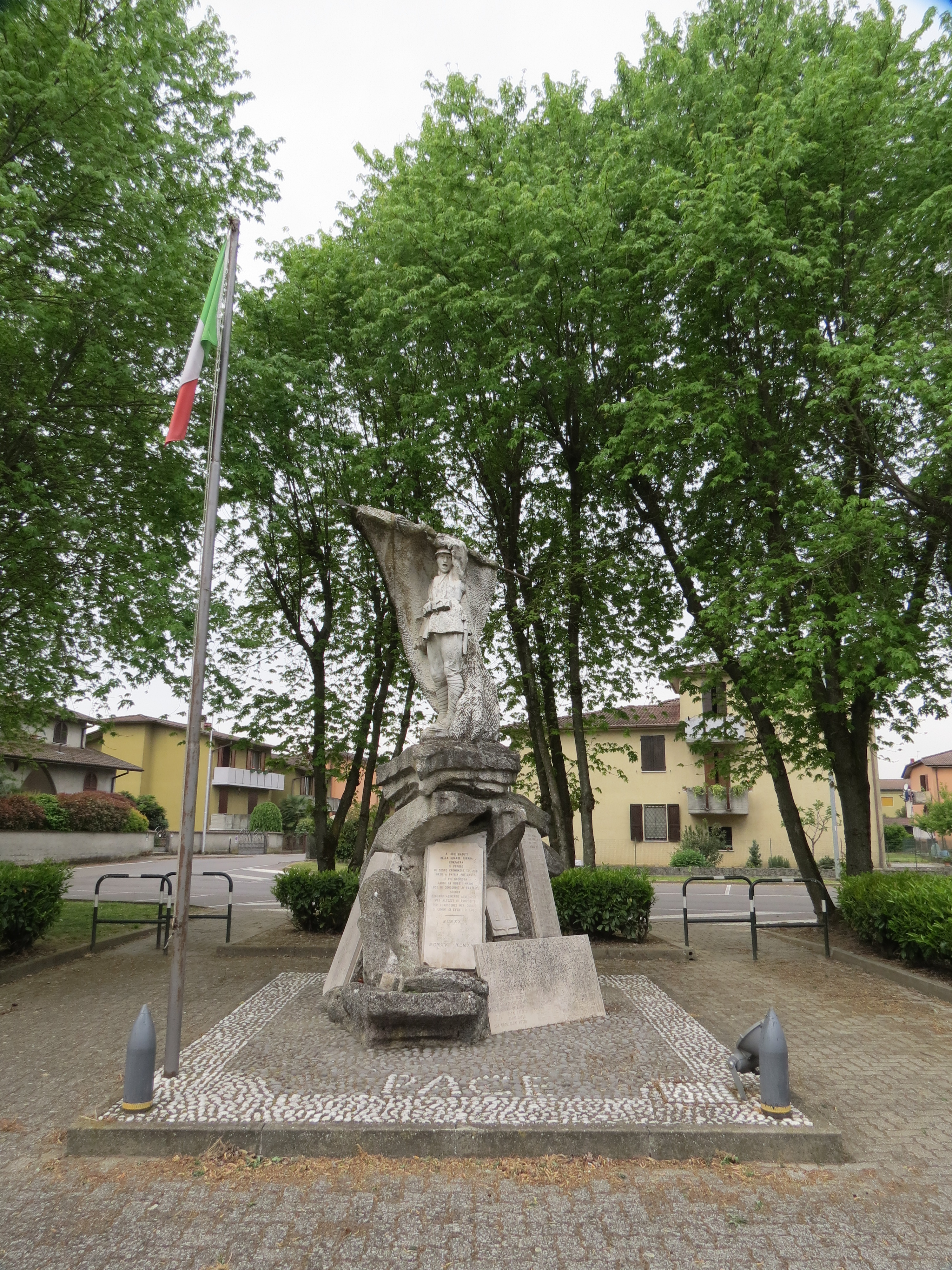 figura di soldato che porta la bandiera (monumento ai caduti - a cippo) di Anselmi Adamo (sec. XX, sec. XX)