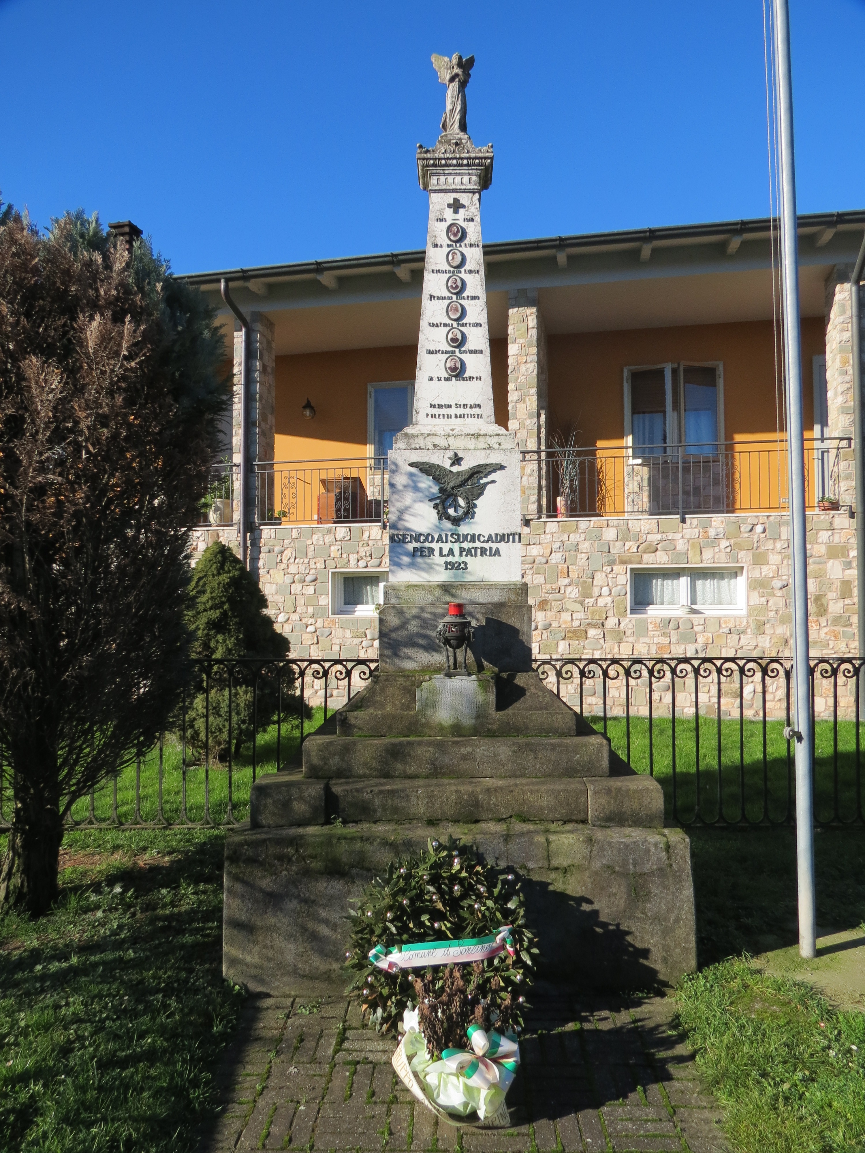 allegoria della Vittoria come aquila sopra la bandiera e una ghirlanda di foglie di alloro e di quercia (rilievo in bronzo), angelo (statua sommitale) (monumento ai caduti - ad obelisco) - ambito italiano (sec. XX)